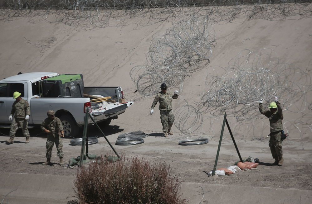 Militarización en frontera México-EEUU, riesgo para migrantes que los expone a traficantes