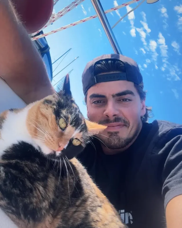 e.l.f. Cosmetics sorprende a marinero y su gata con un paquete de cuidado personal en medio del océano