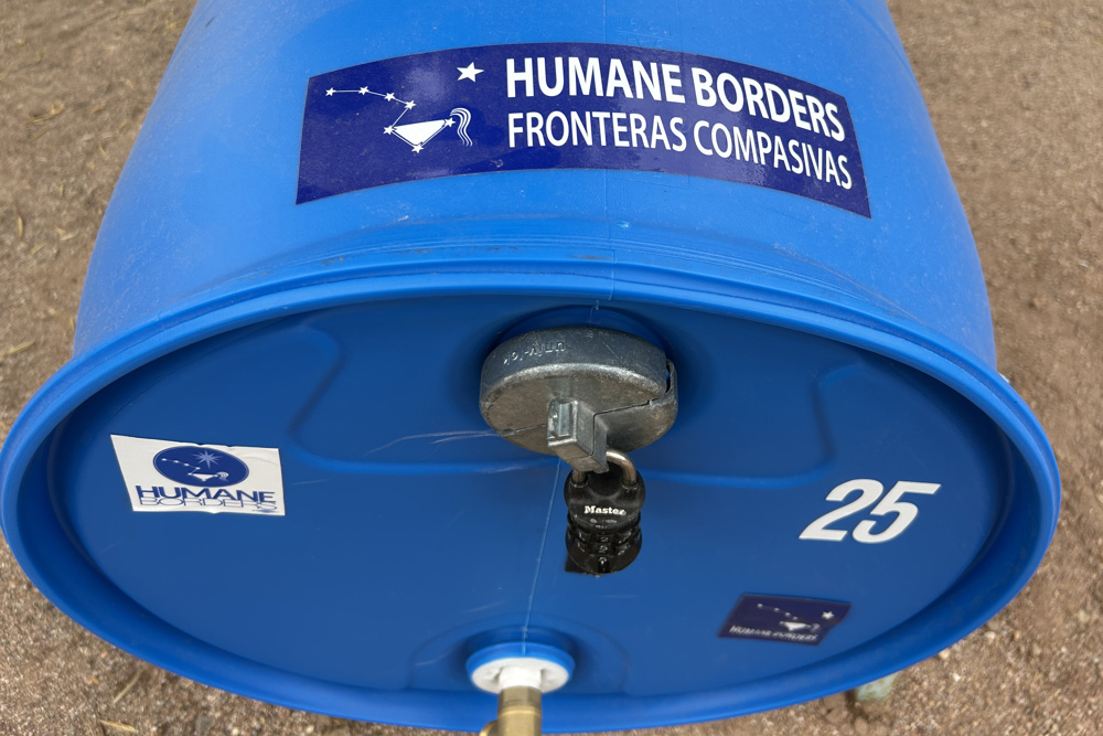 Fronteras Compasivas cumple 25 años de llevar agua a migrantes en el desierto de Arizona