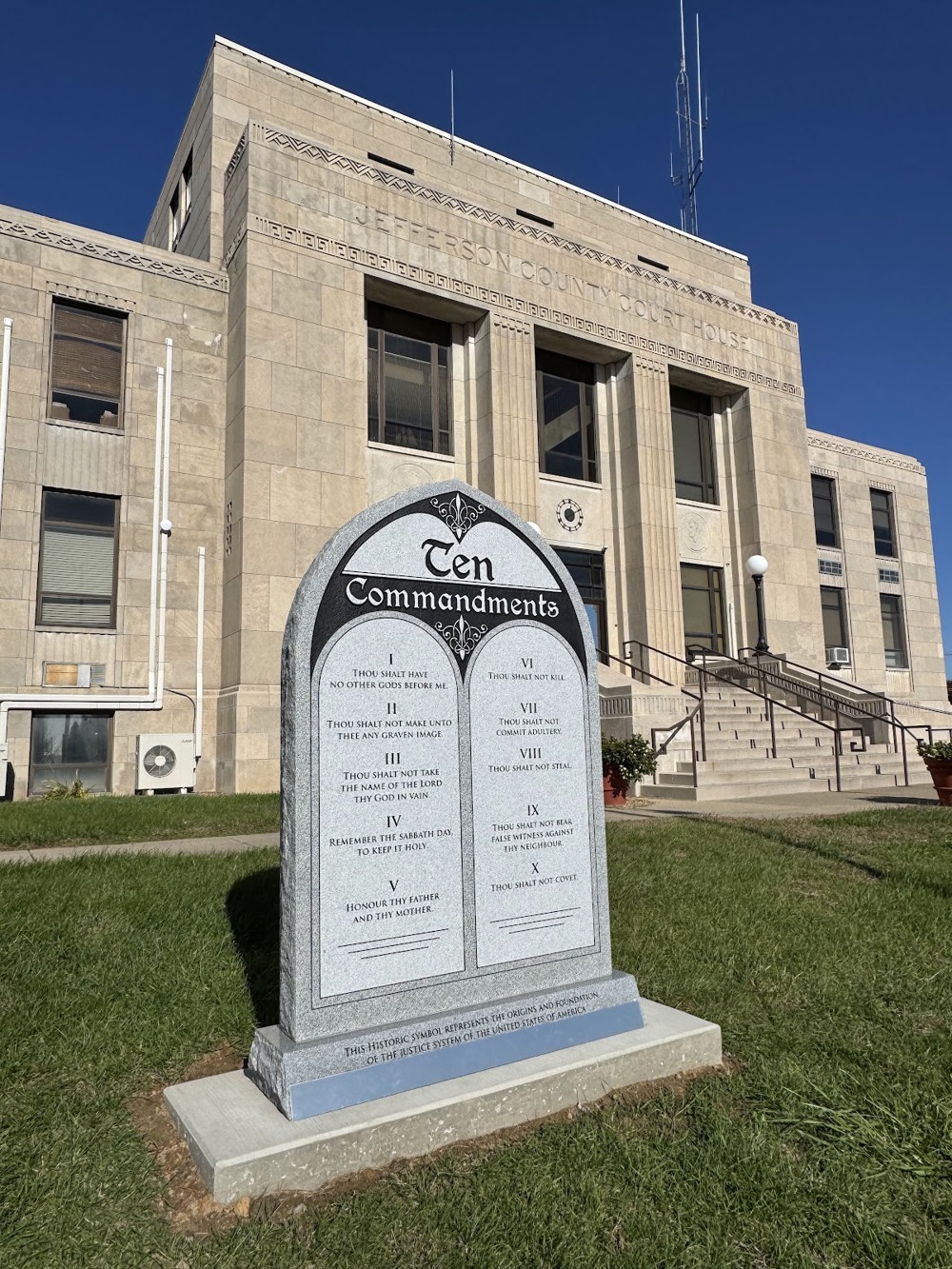 Grupos civiles piden retirar monumento de los Diez Mandamientos de corte en Illinois
