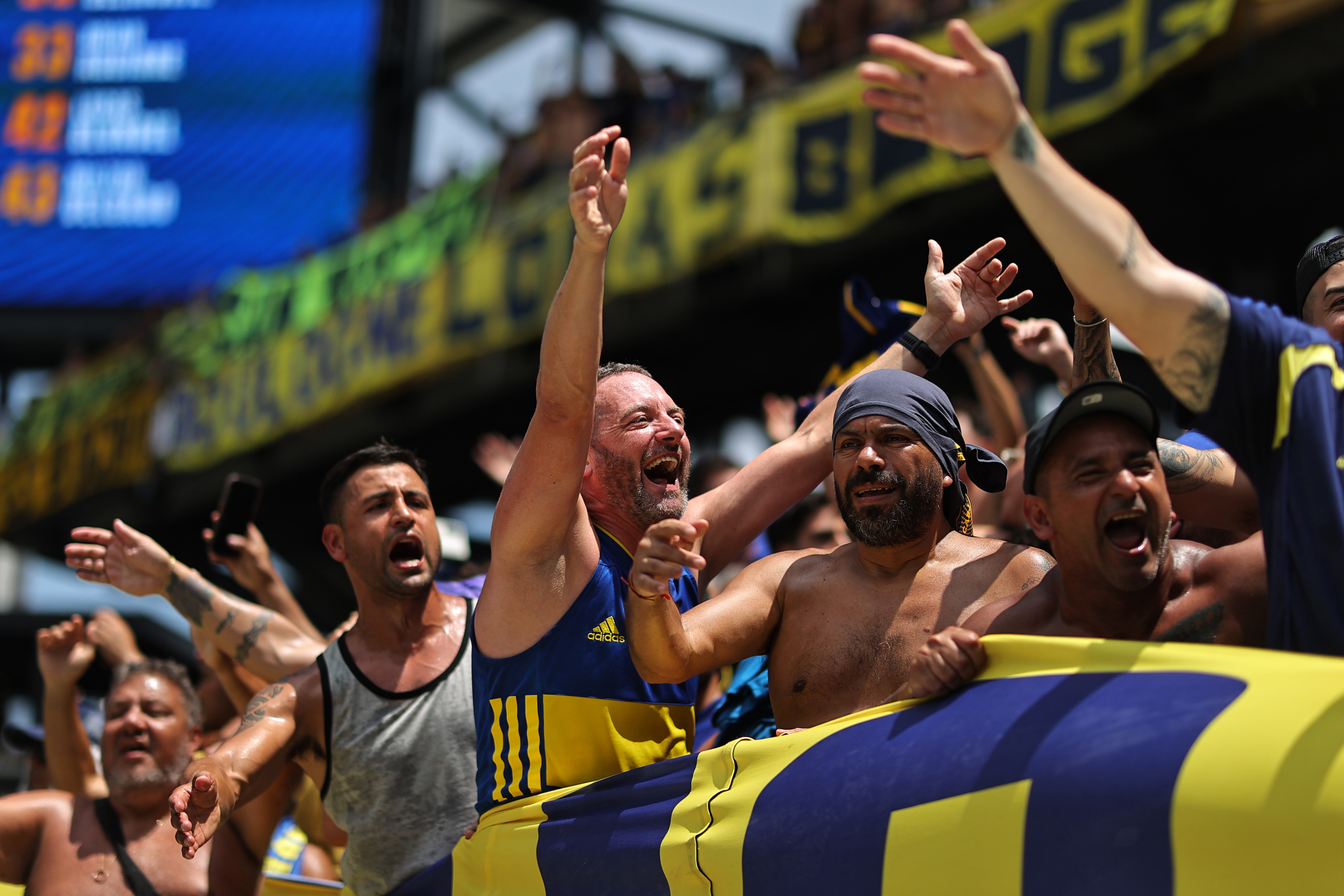 La hinchada de Boca no deja de cantar durante más de 40 minutos de interrupción