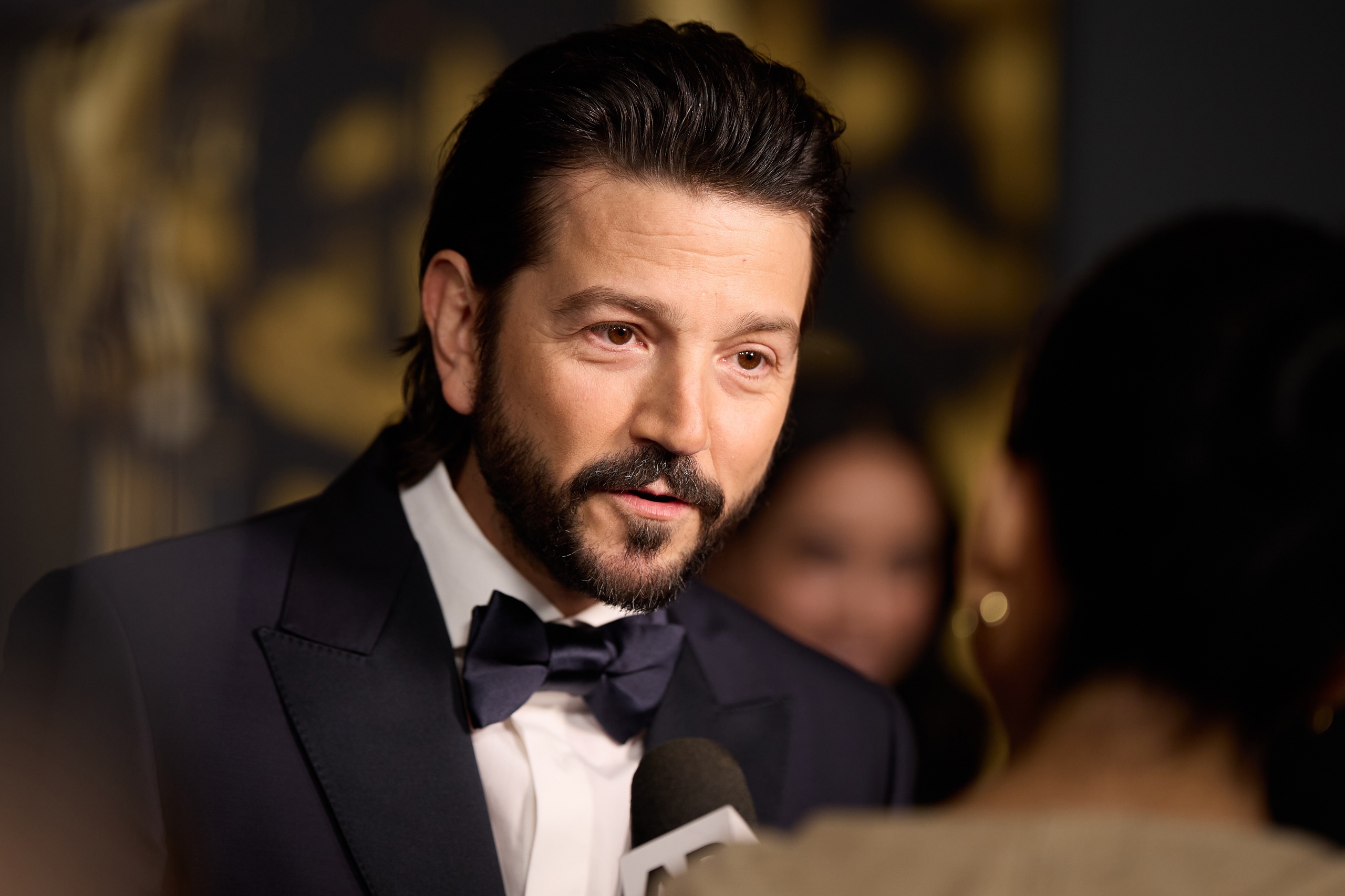 Diego Luna critica las políticas migratorias de Trump en el programa de Jimmy Kimmel
