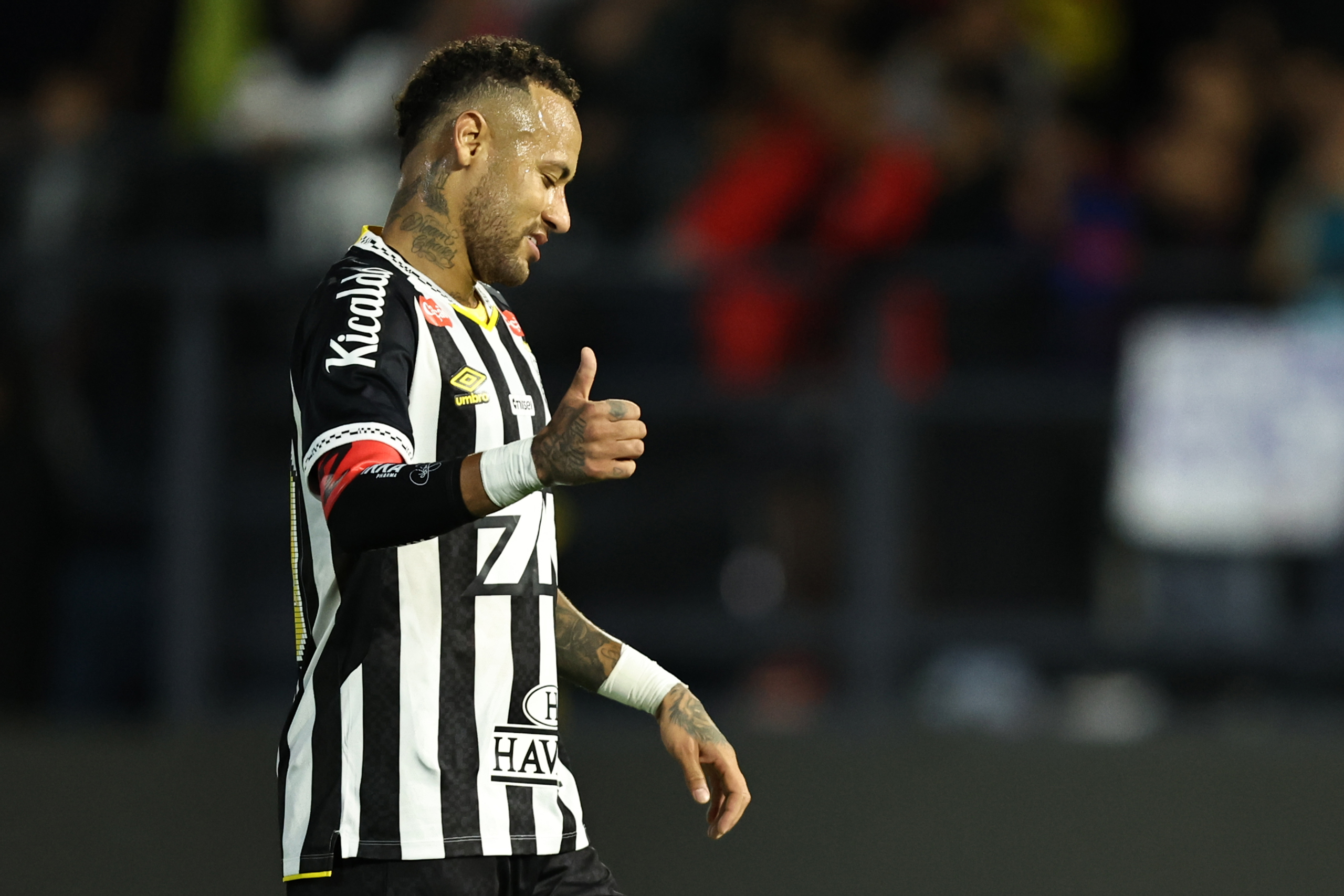 Neymar renueva con el Santos hasta finales de diciembre