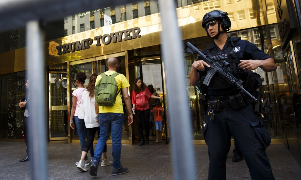 Policía de Nueva York detiene a 24 manifestantes contra redadas inmigrantes en Torre Trump