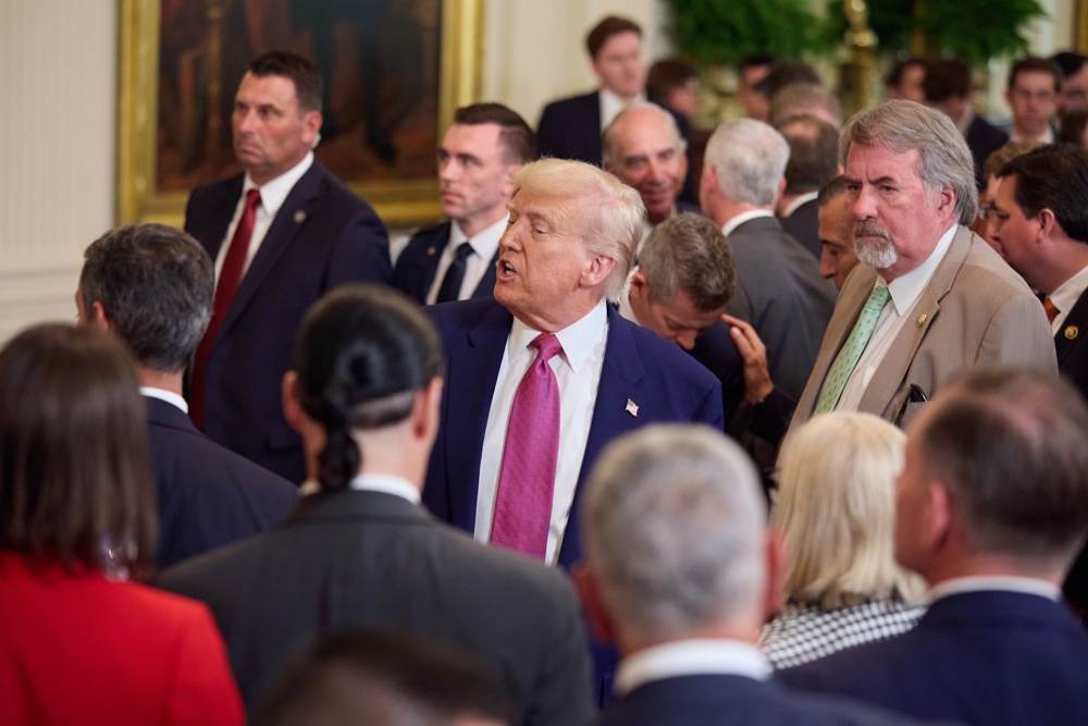 Trump reconoce que su política migratoria afecta a los agricultores y avanza "cambios"