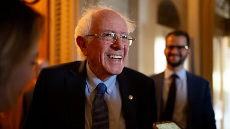 Bernie Sanders presenta una resolución para prohibir a Trump entrar en guerra con Irán
