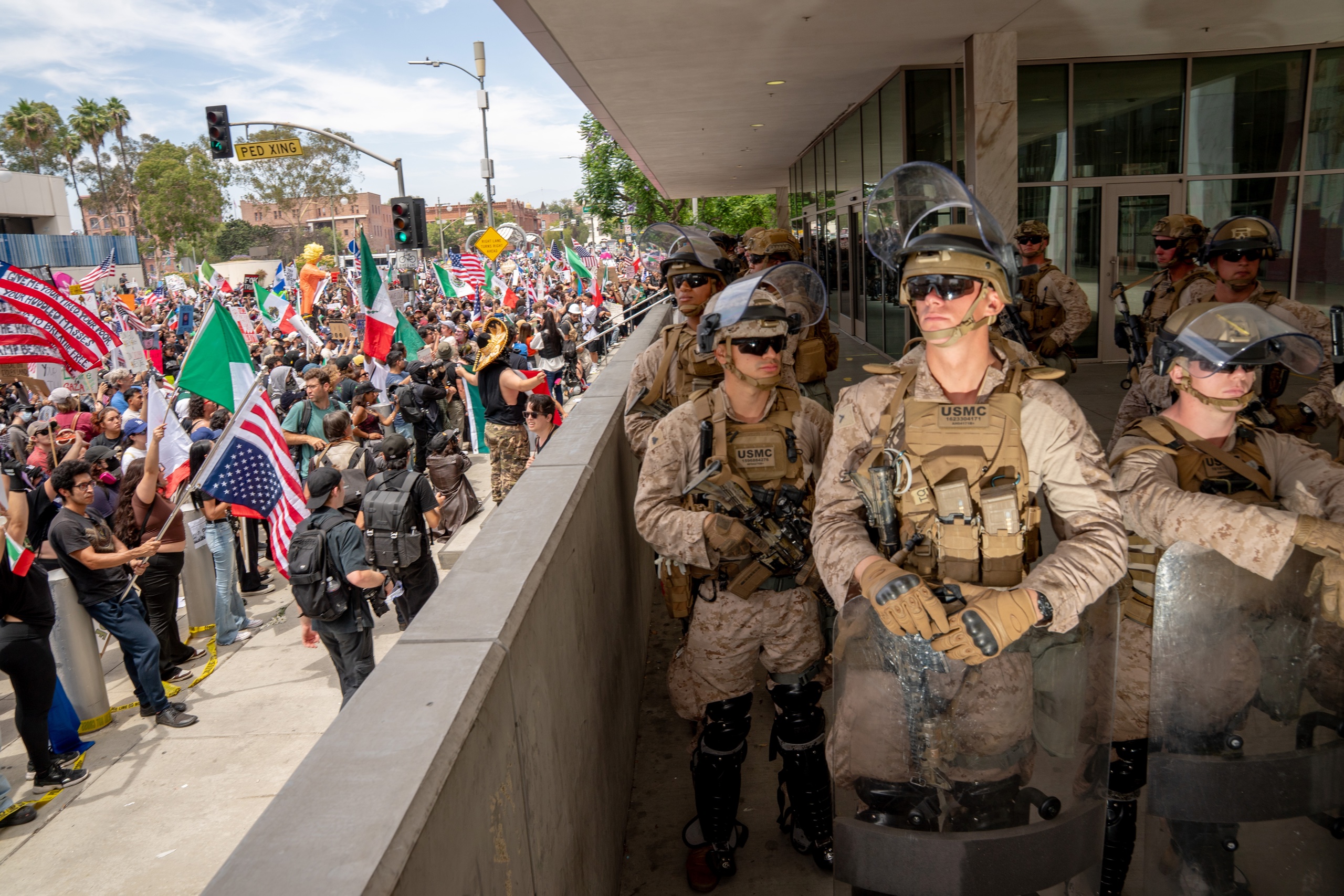 Los Ángeles ruge en la mayor protesta contra Trump: "El pueblo unido jamás será vencido"