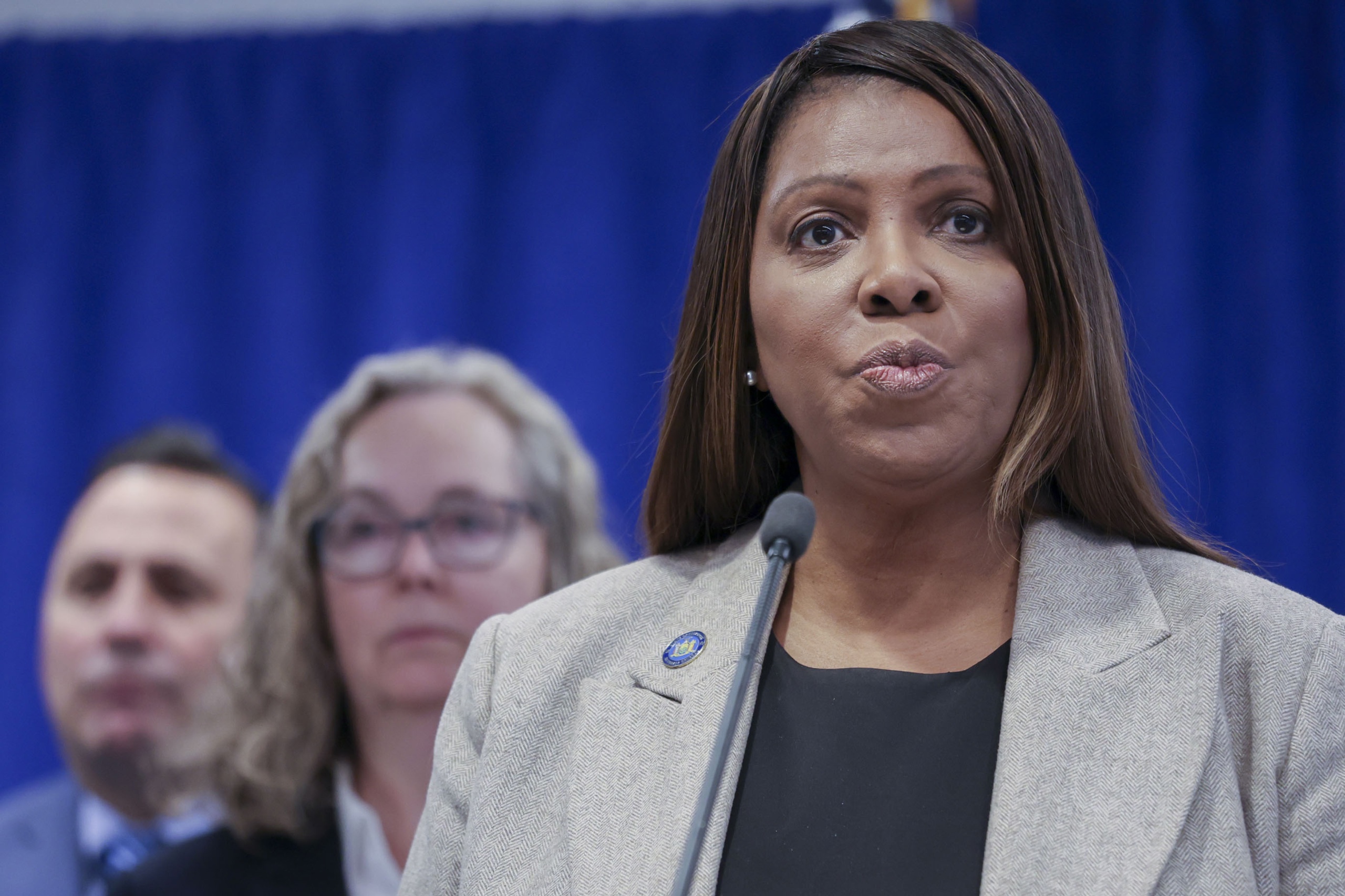 Fiscal general de Nueva York dice es "abuso de poder escandaloso" el arresto del contralor