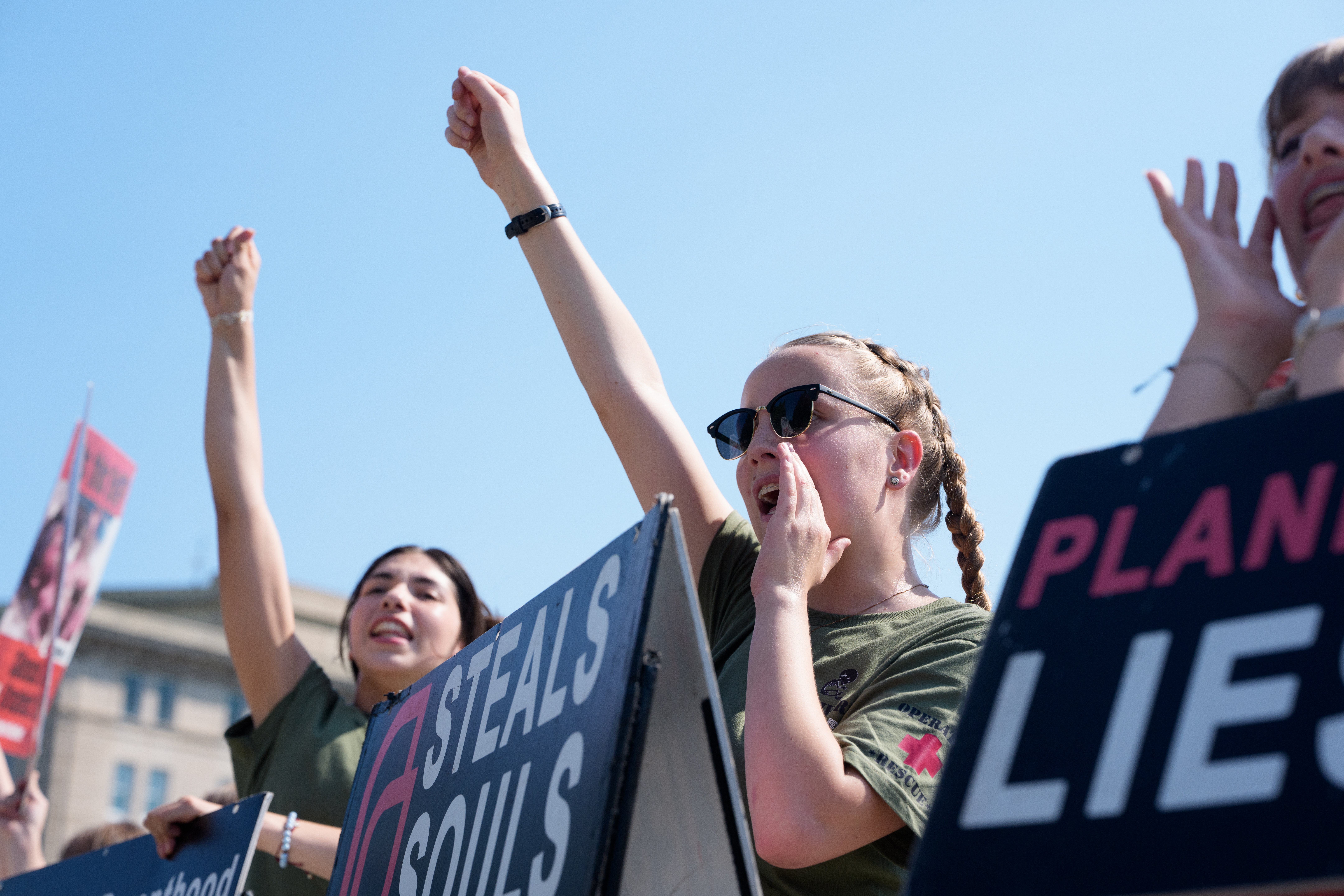 Supremo de EEUU permite a estados quitar fondos a mayor red de salud reproductiva del país