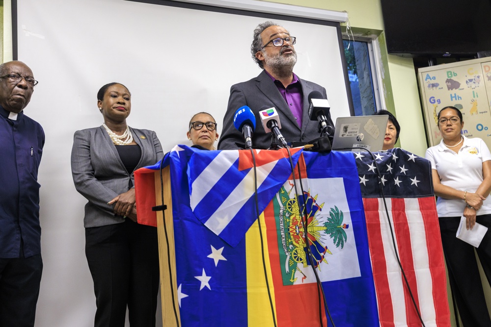 Asociaciones migrantes alertan que fin de ‘parole’ humanitario debilitará economía de EEUU