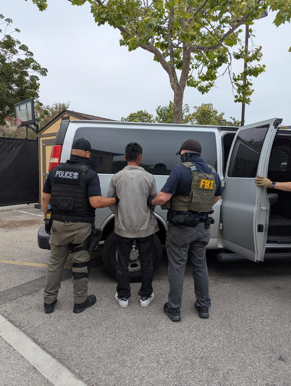 Redadas migratorias llegan al campo californiano con agentes correteando a trabajadores