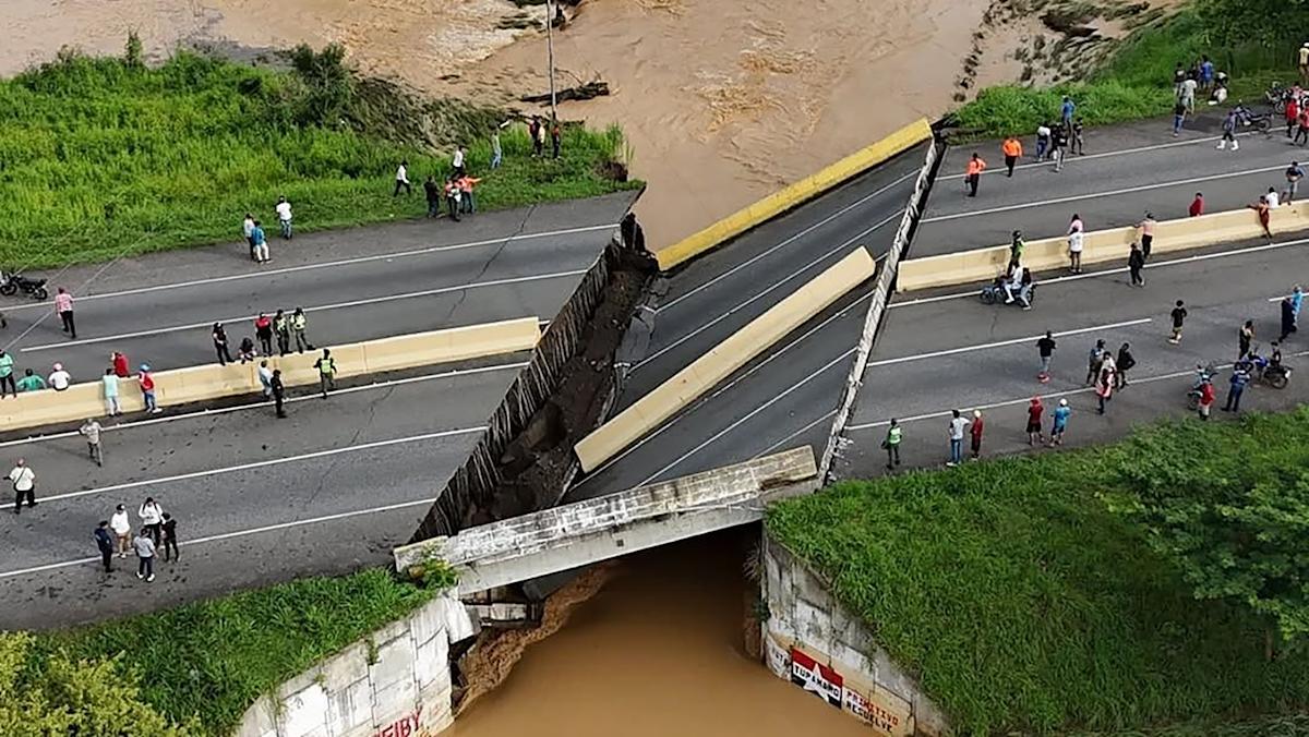 Un puente en la principal autopista del oeste de Venezuela colapsa tras intensas lluvias
