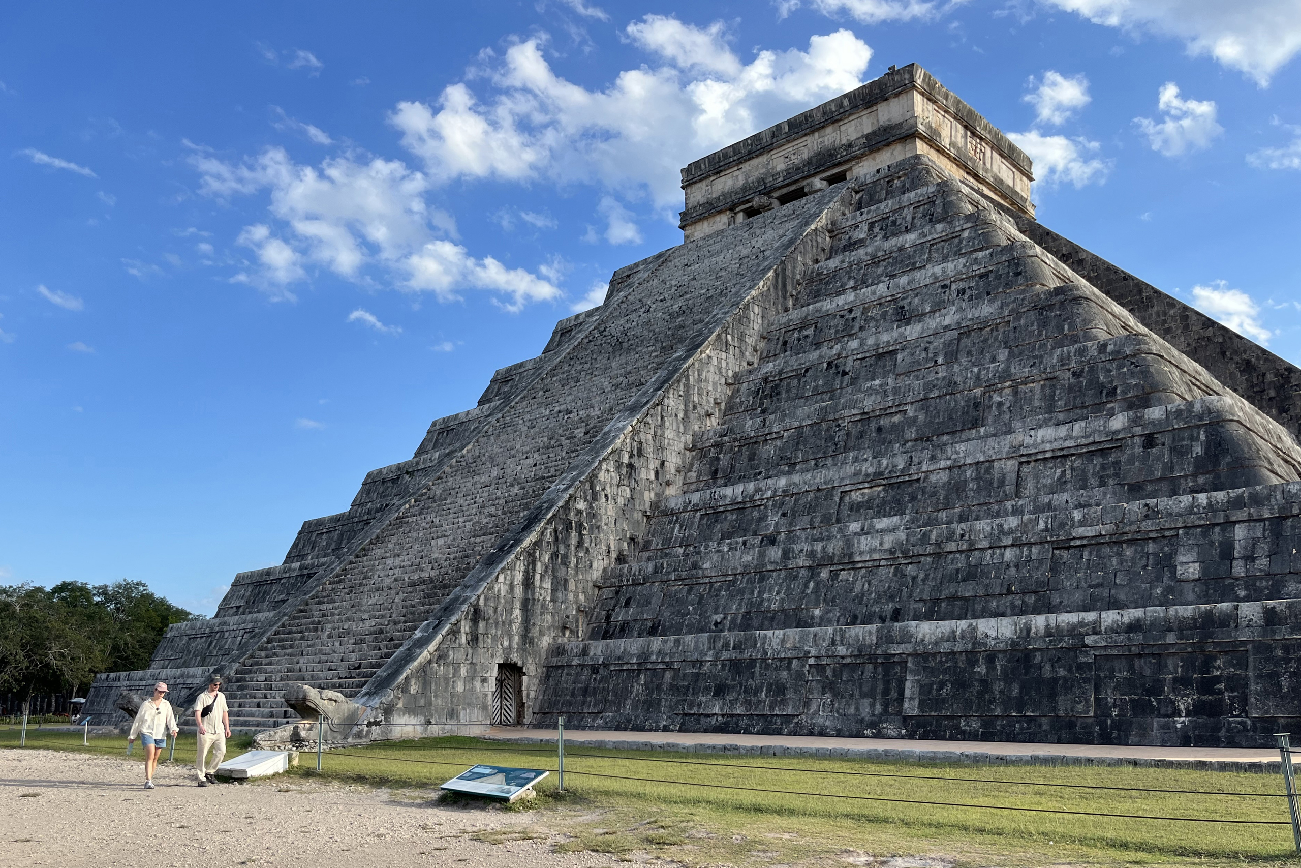 Llega a México detector de muones que ayudará "ver" interior de Castillo de Chichén Itzá