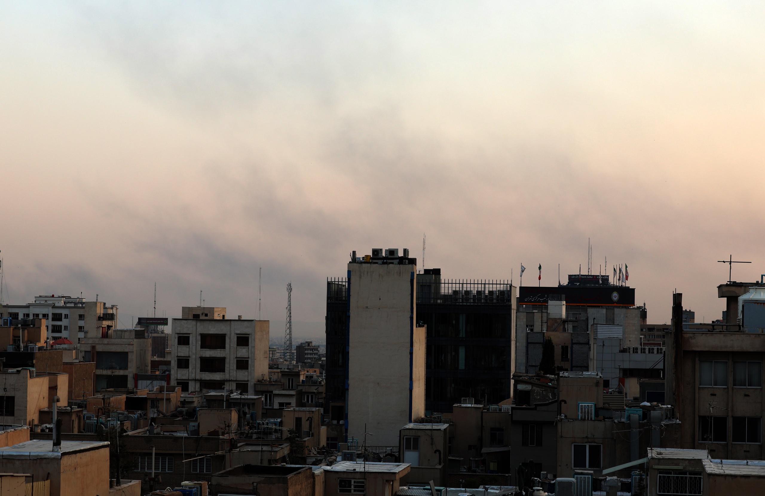 EE.UU. pide a sus ciudadanos en Irán salir de inmediato o refugiarse por un tiempo largo