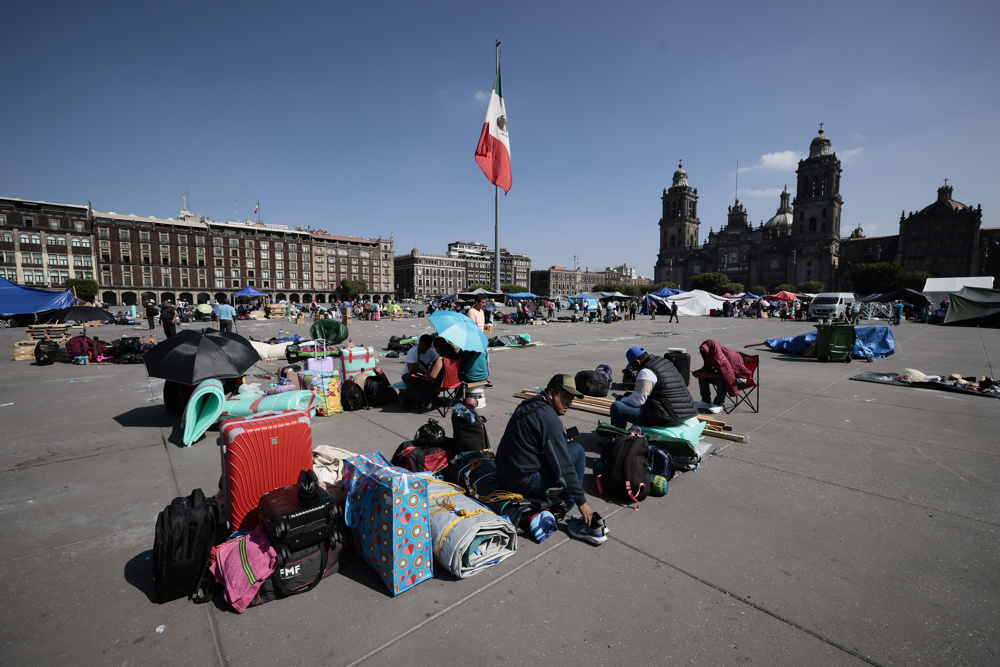 Tras 24 días, maestros retiran plantón en Ciudad de México y advierten regreso a Sheinbaum