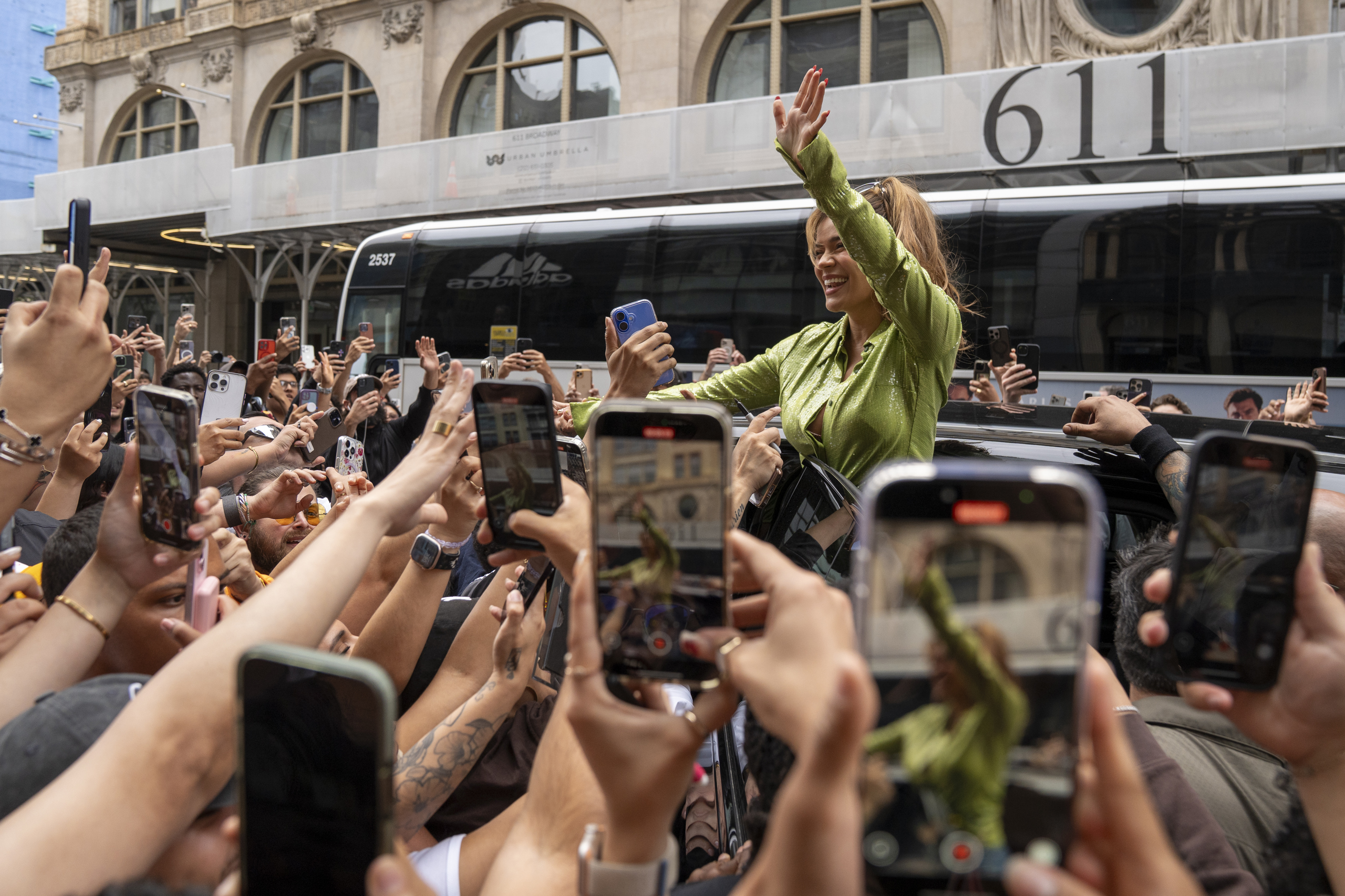 La Karol G más 'Tropicoqueta' se da un baño de multitudes en Nueva York