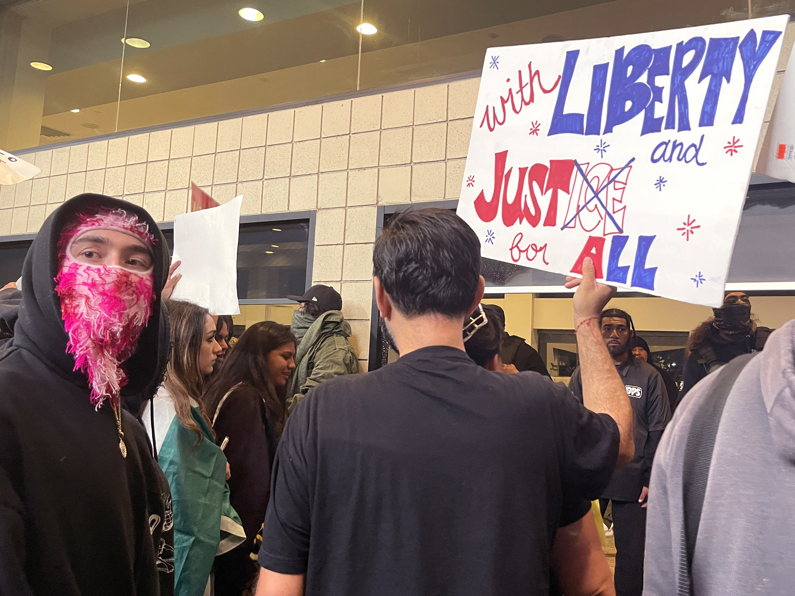 ICE traslada migrantes a más prisiones federales, incluida una de Nueva York con denuncias