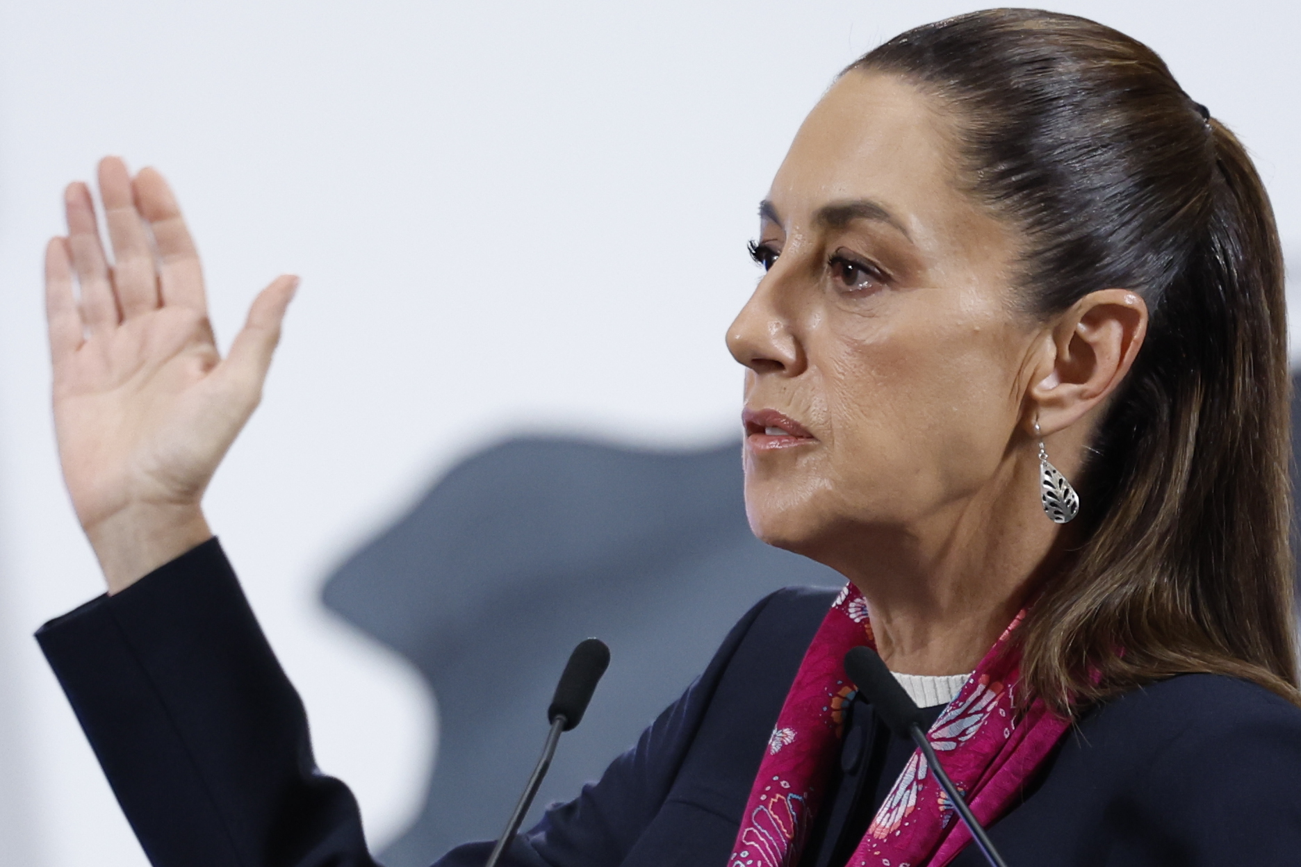 Sheinbaum firma decretos para reducir edad de jubilación y facilitar movilidad de maestros