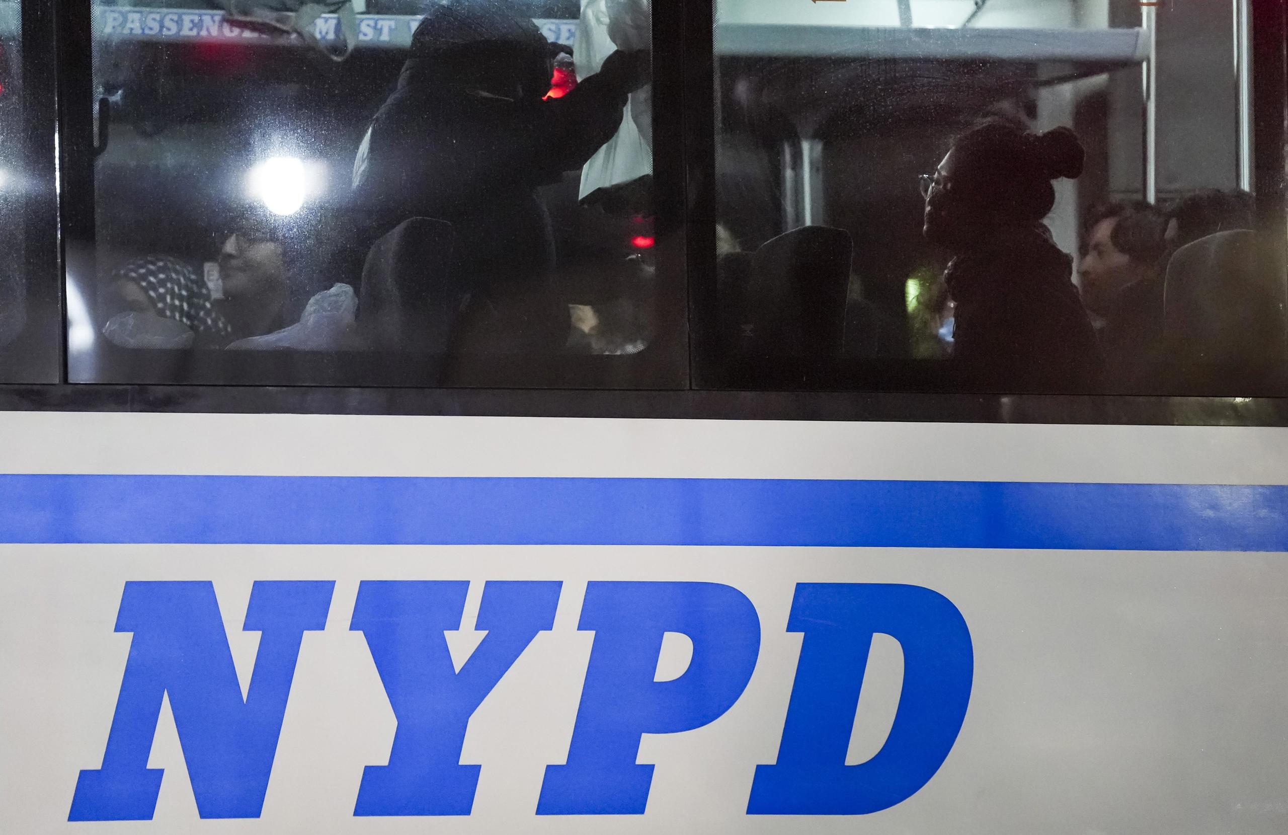 Acusan a hombre en Nueva York por delito de odio tras golpear a una musulmana en el metro