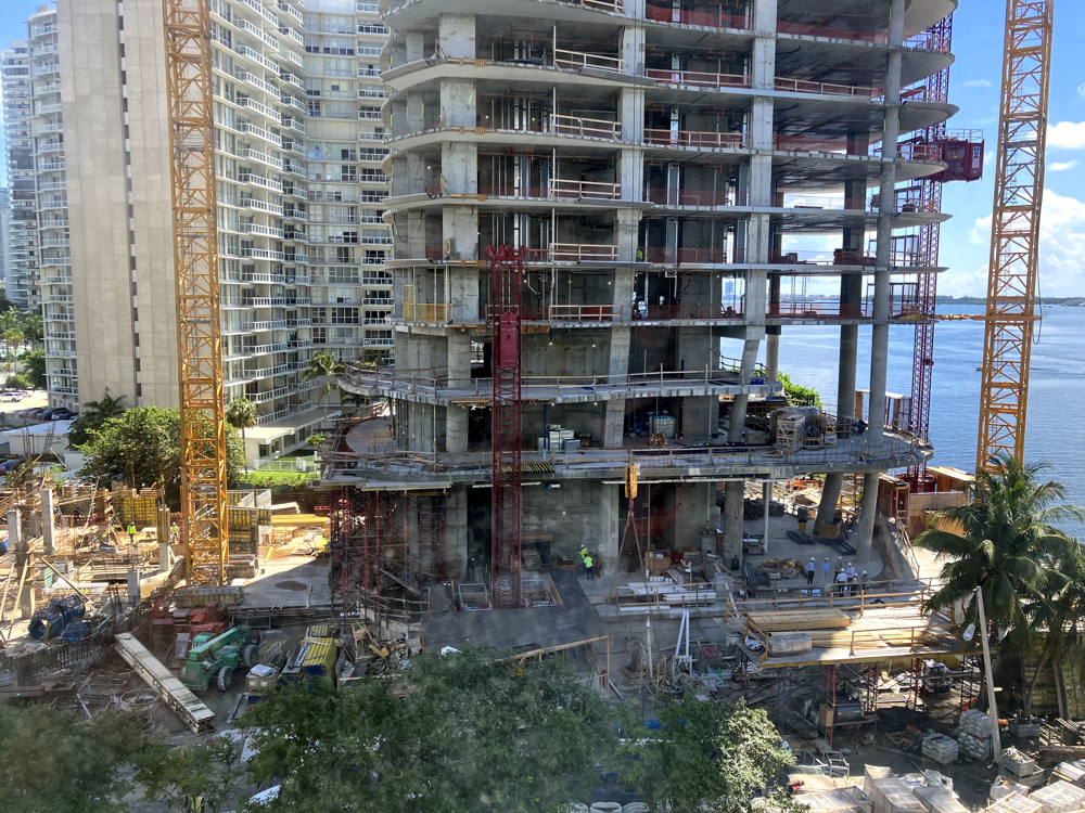 Las redadas migratorias en obras amenazan la industria de la construcción en EEUU