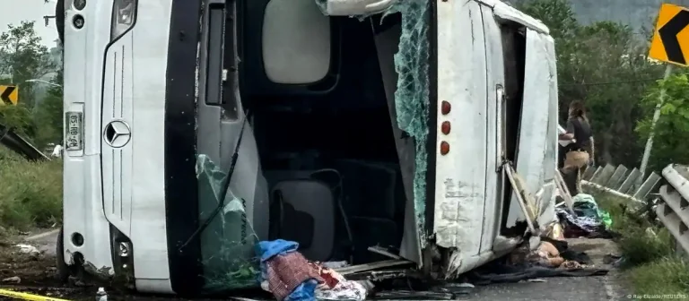 Al menos 11 muertos tras volcarse un autobús en México