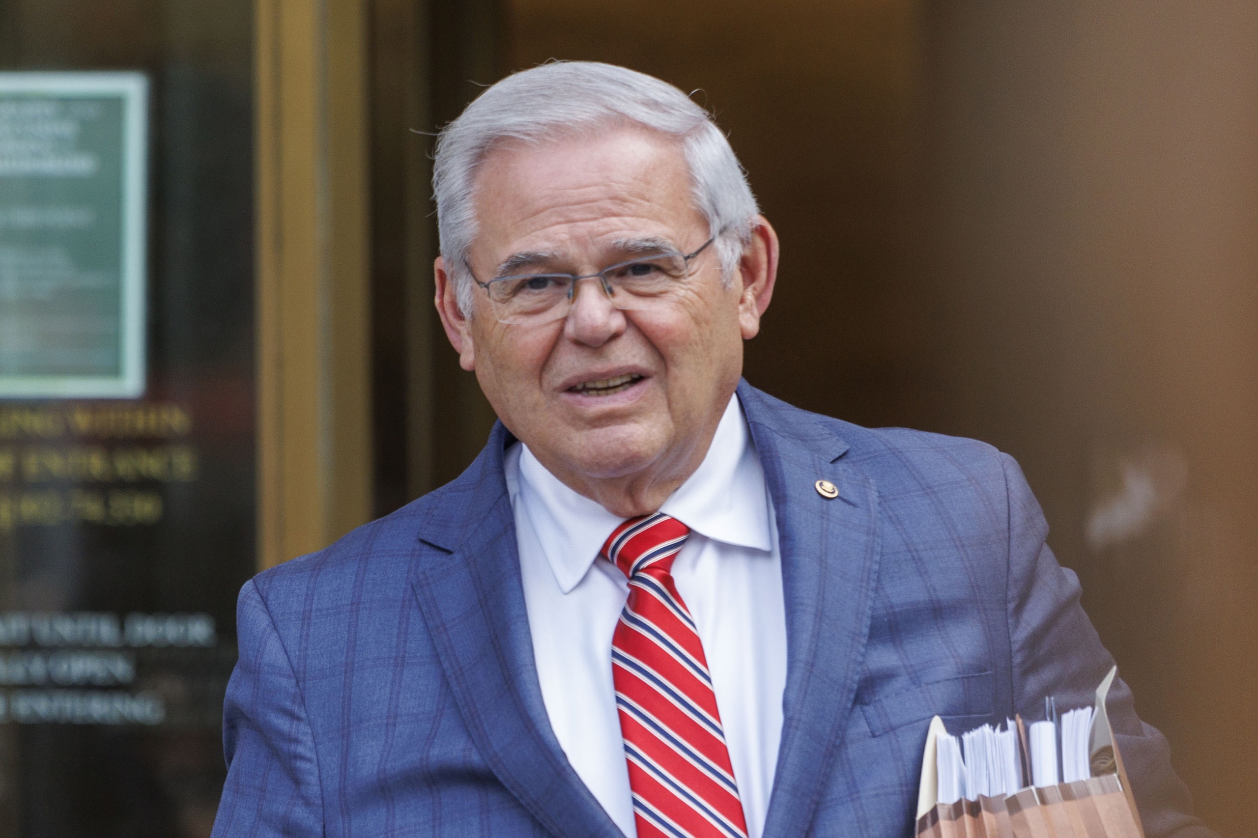 Exsenador de EEUU Bob Menéndez comenzó hoy a cumplir condena de once años por corrupción