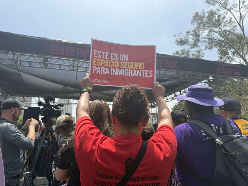 Activistas celebran la liberación de líder sindical detenido en una redada en Los Ángeles