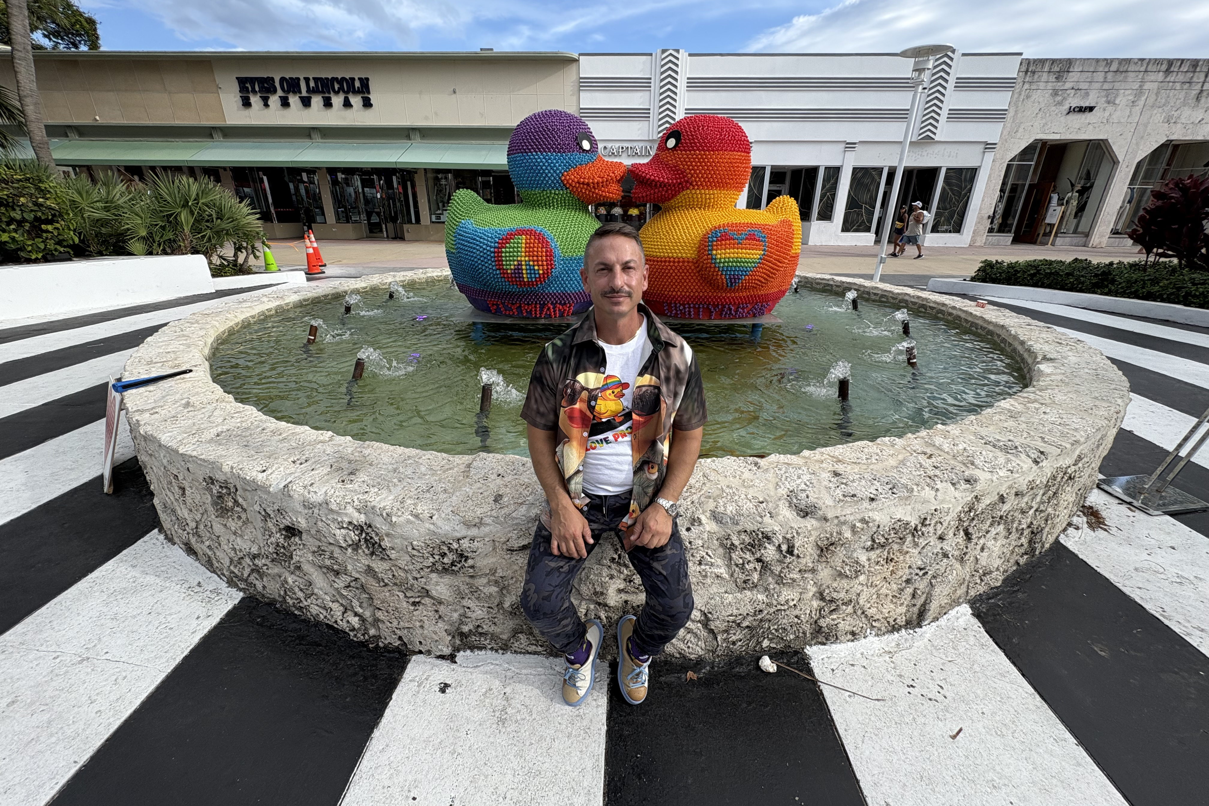 Artista argentino usa más de 20.000 patos de goma en esculturas del Orgullo LGBTI en Miami