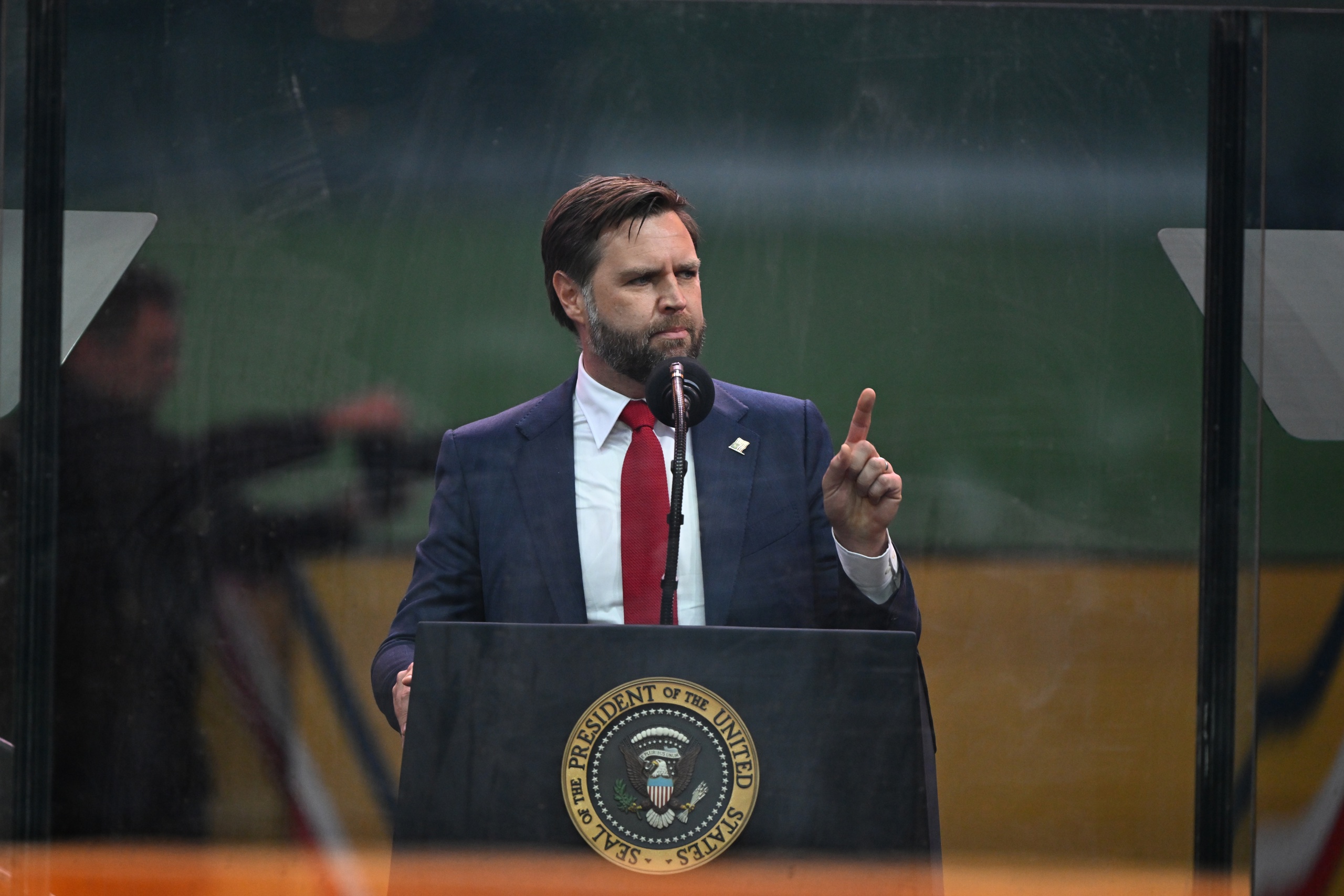 JD Vance niega que EE.UU. esté en guerra con Irán y marca distancia con Irak