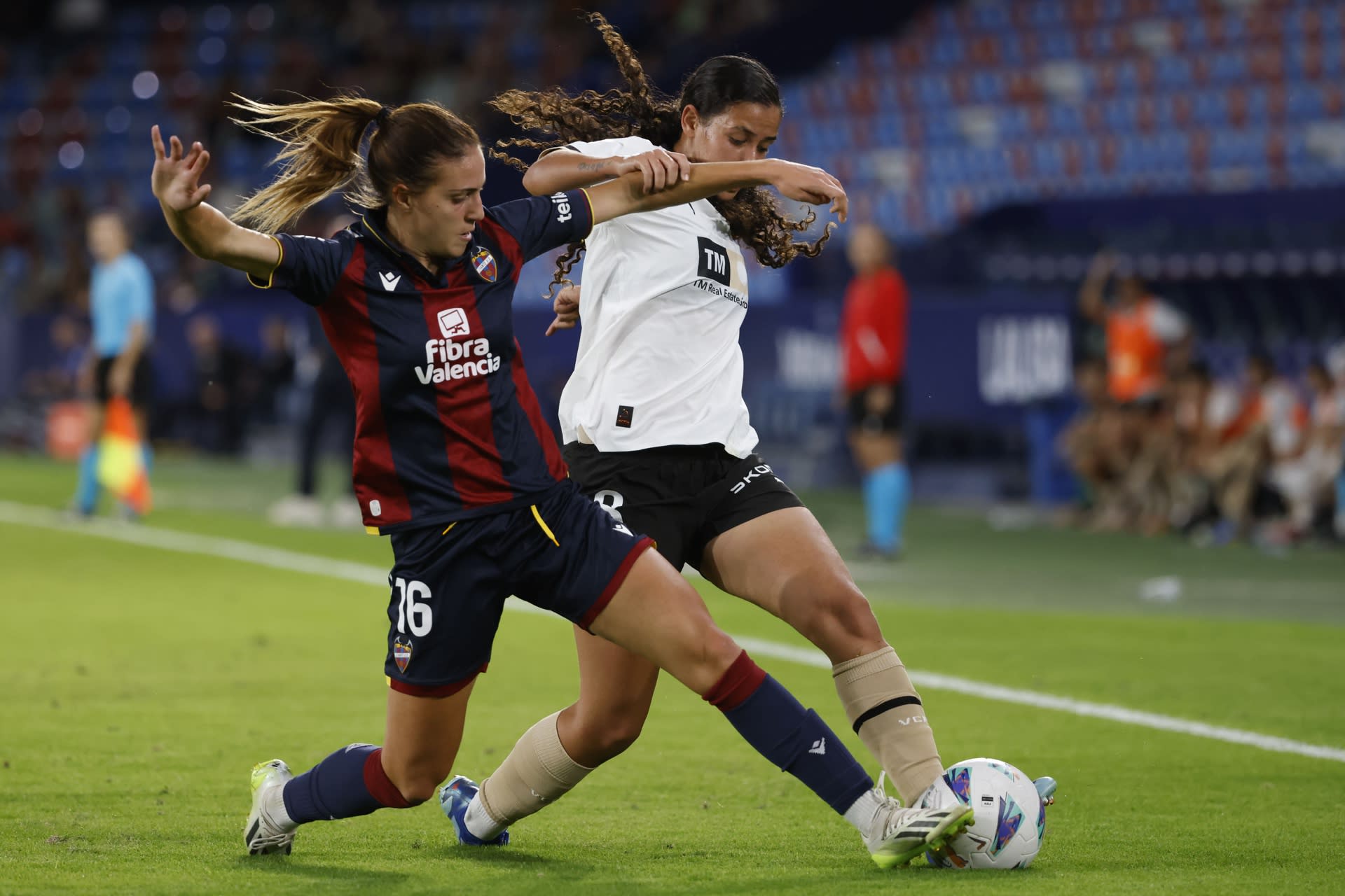 La colombiana Liced Serna firma con las Pumas UNAM del fútbol femenino de México