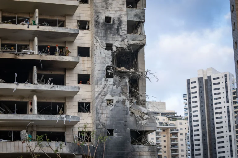 Los evacuados en Petah Tikva vacían las que una vez fueron sus casas tras un ataque iraní