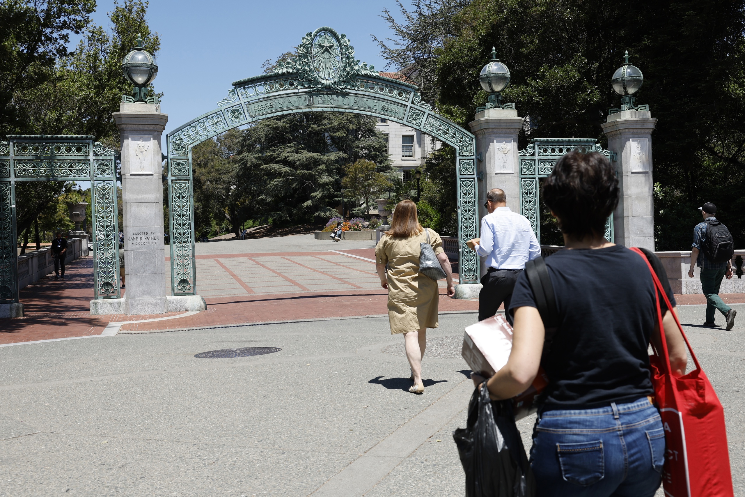 Juez pospone su decisión sobre el veto de Trump a estudiantes extranjeros en Harvard