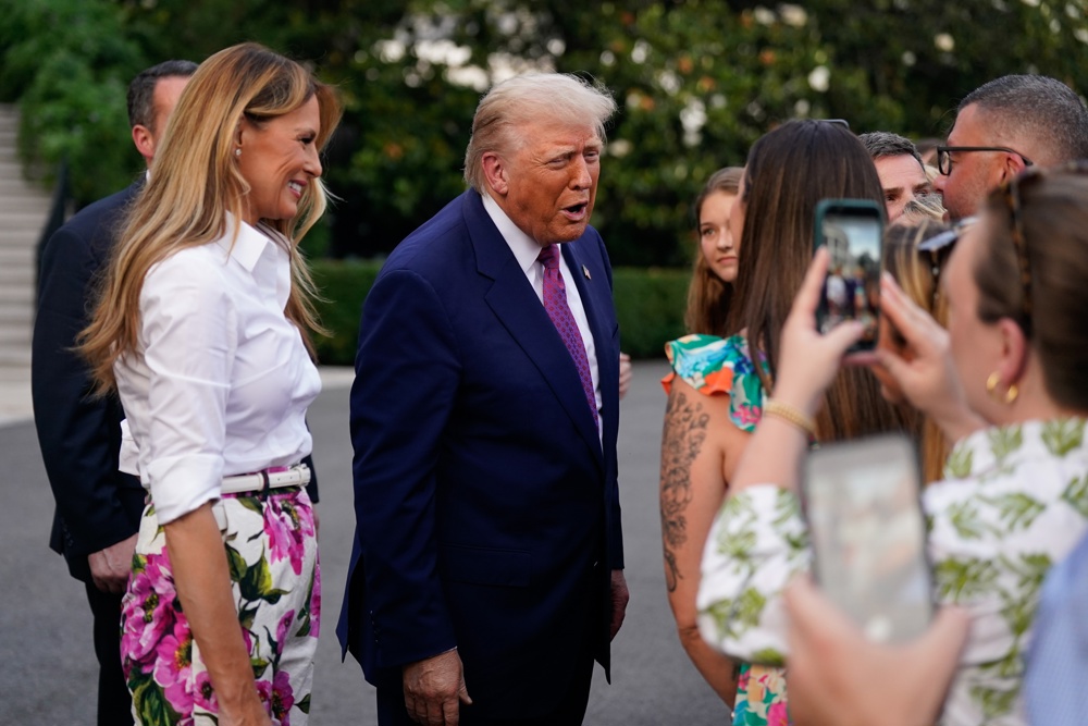 Trump celebra fallo que le permite mantener el control de Guardia Nacional en California