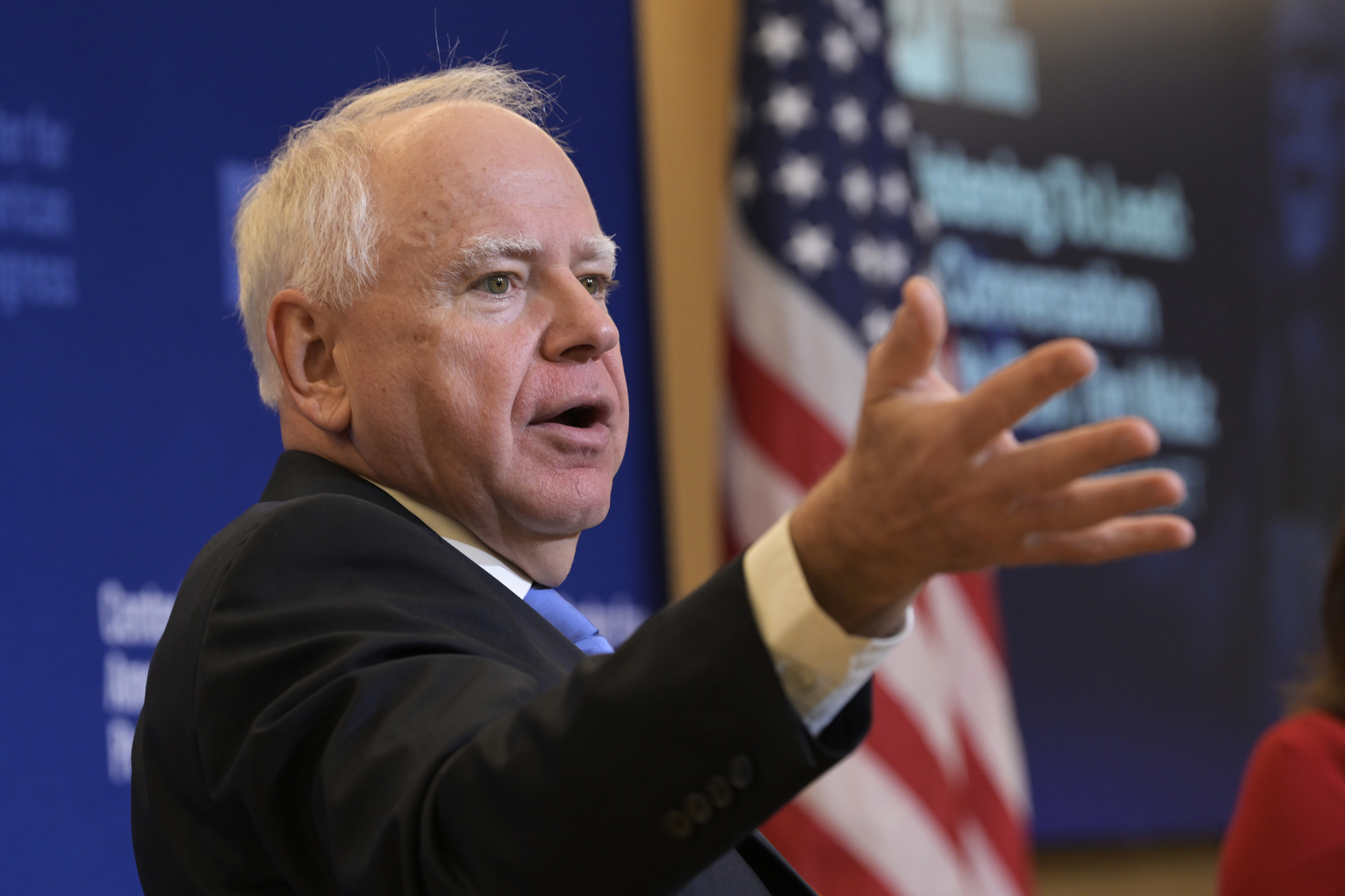 Tim Walz dice que el desfile militar de Trump es algo propio de Pionyang