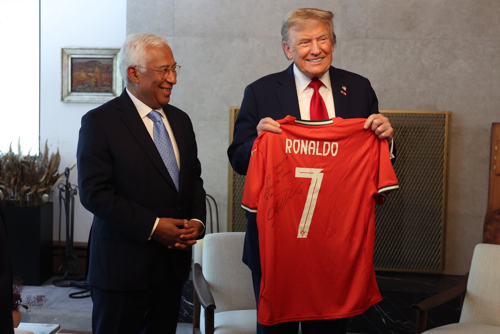 António Costa entrega a Trump una camiseta de Cristiano Ronaldo para “jugar en equipo”