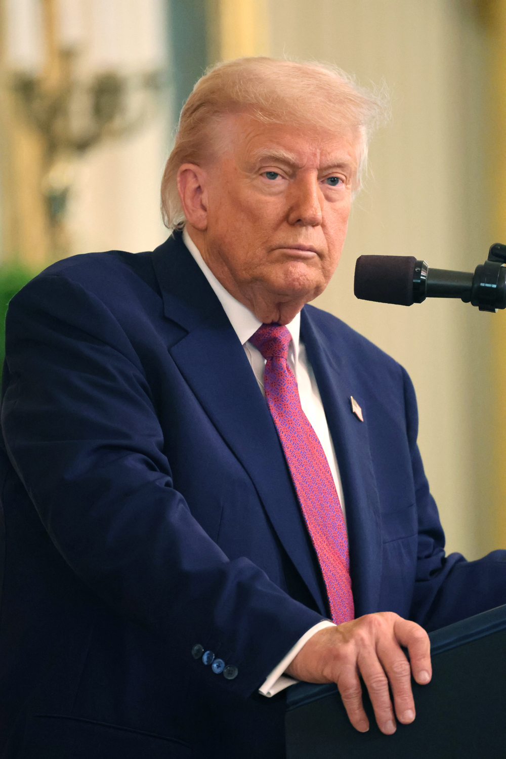 Trump llama “héroes” a funcionarios que ejecutan las redadas a discreción contra migrantes