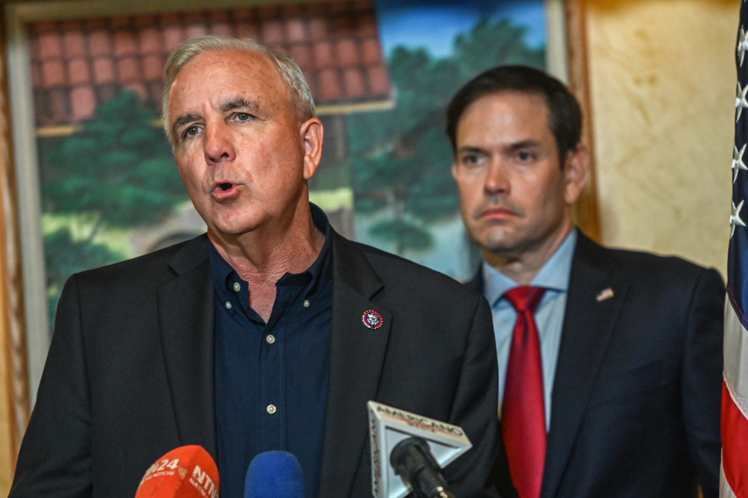 Congresista defiende centro de detención del ICE en Miami donde migrantes exclaman 'SOS'