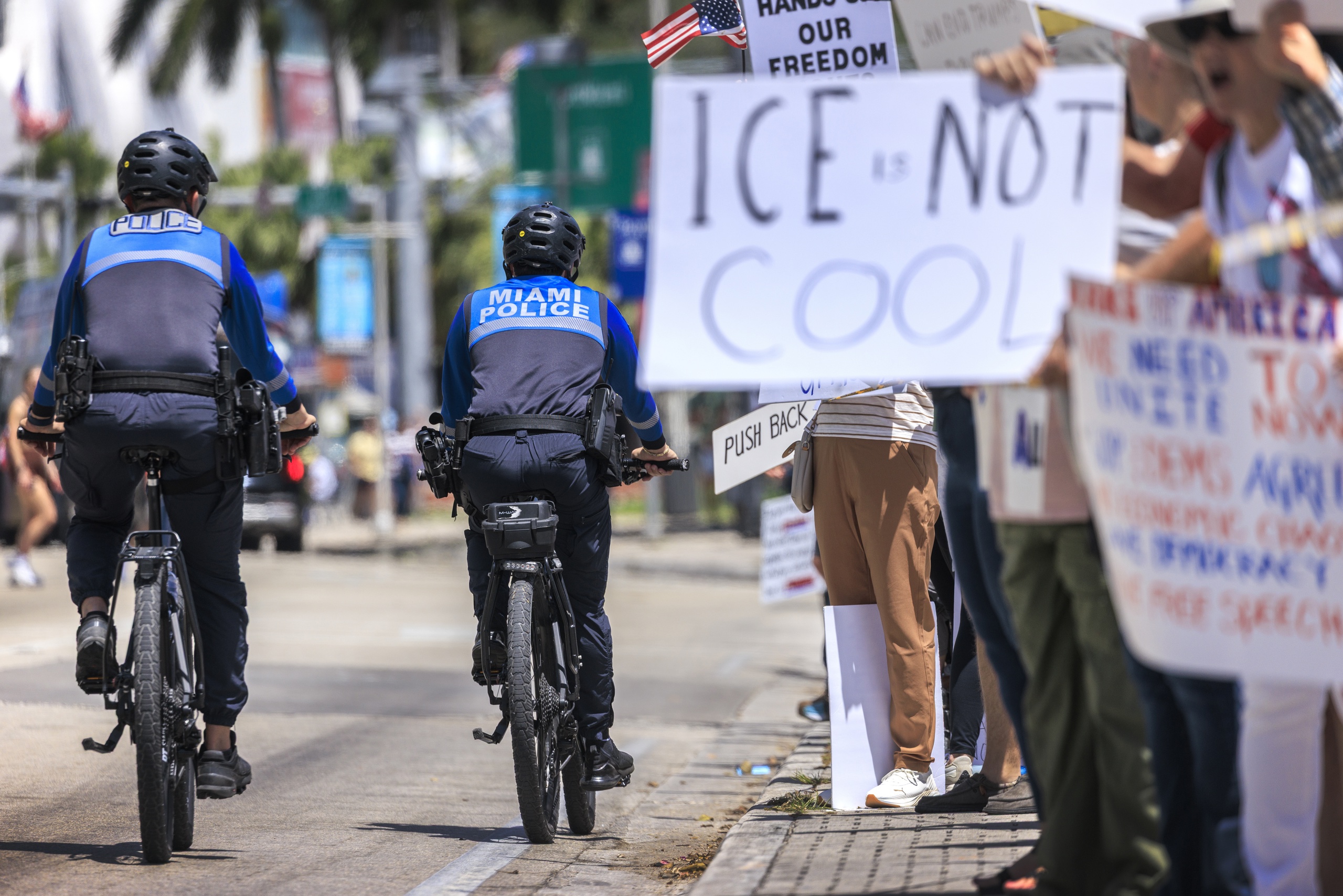 Jueza declara al fiscal de Florida en desacato por ordenar a policías arrestar a migrantes