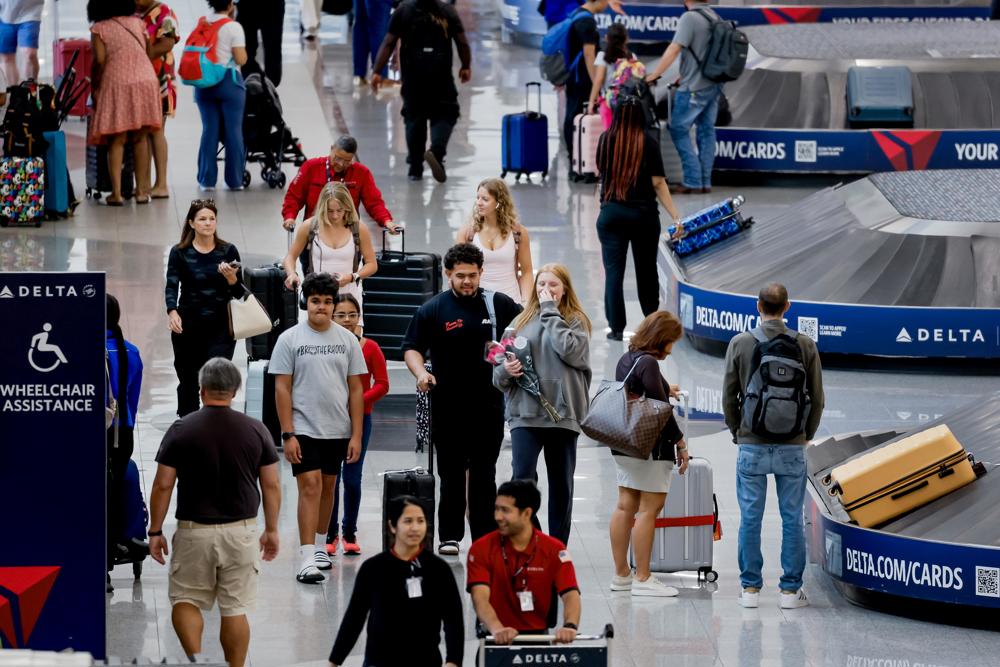 Condenado en EE.UU. por hacerse pasar por auxiliar de vuelo para abordar aviones gratis