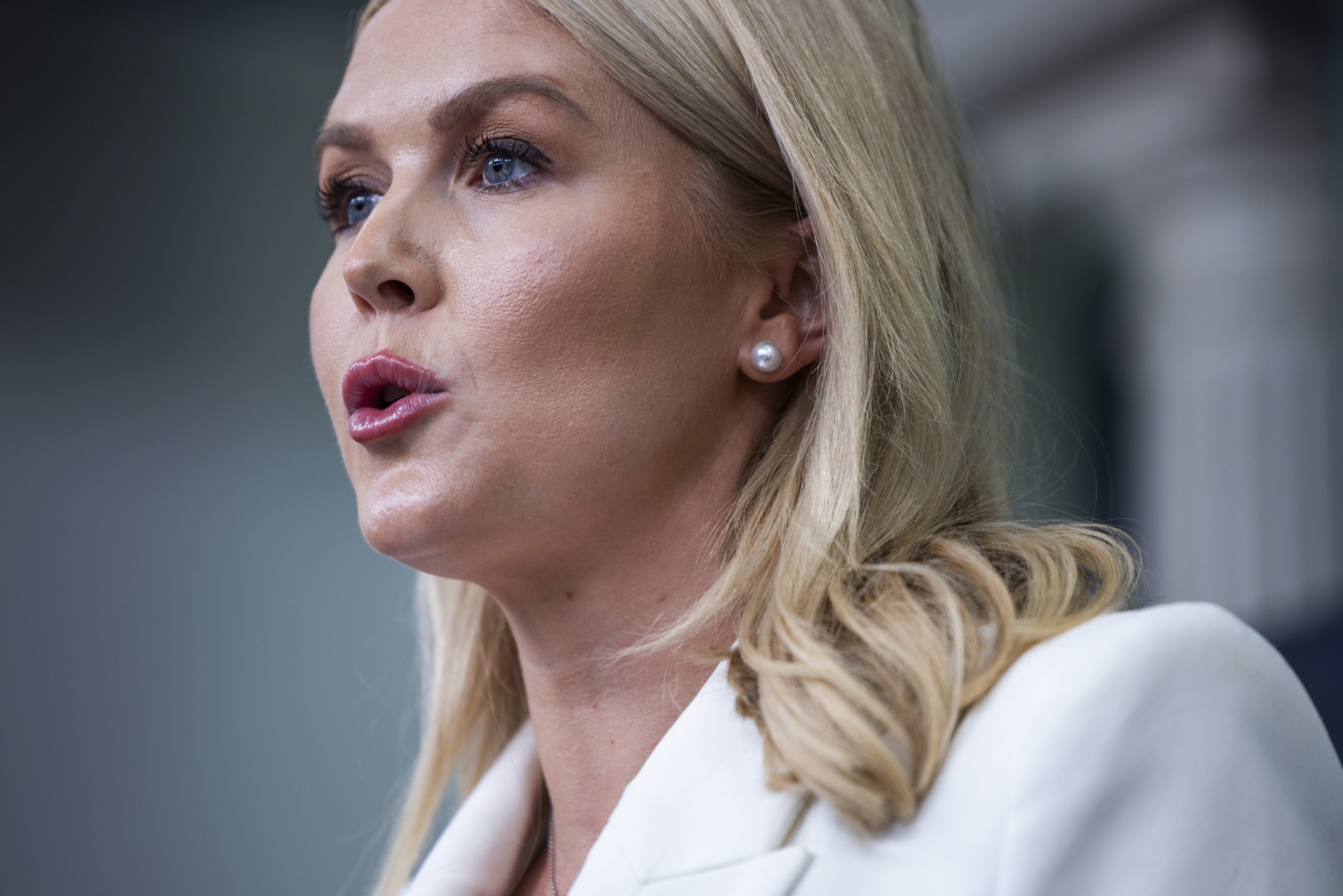 Casa Blanca dice que mantiene la comunicación y que está "en una vía diplomática" con Irán