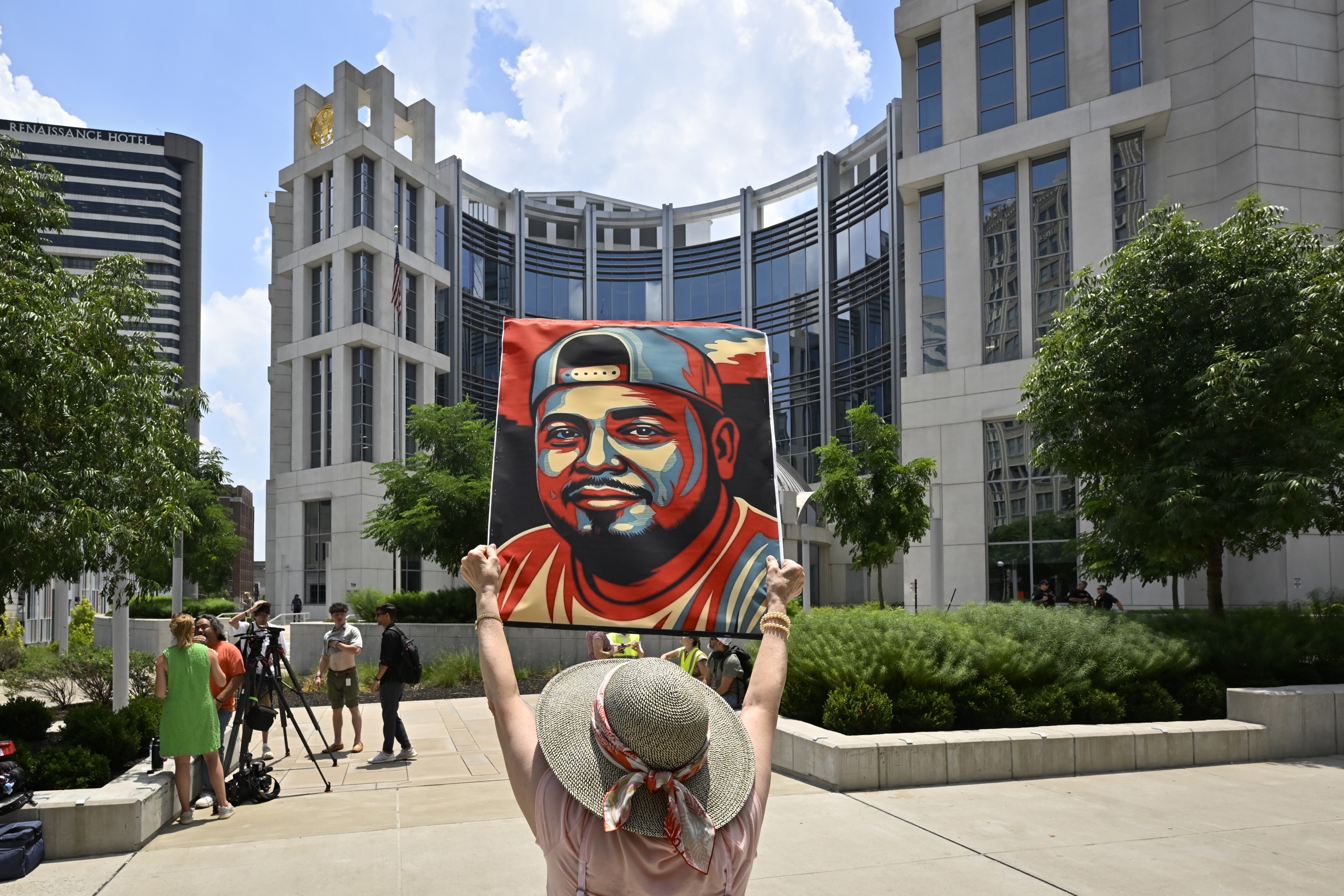 Kilmar Ábrego seguirá encarcelado mientras un tribunal decide sobre su posible deportación