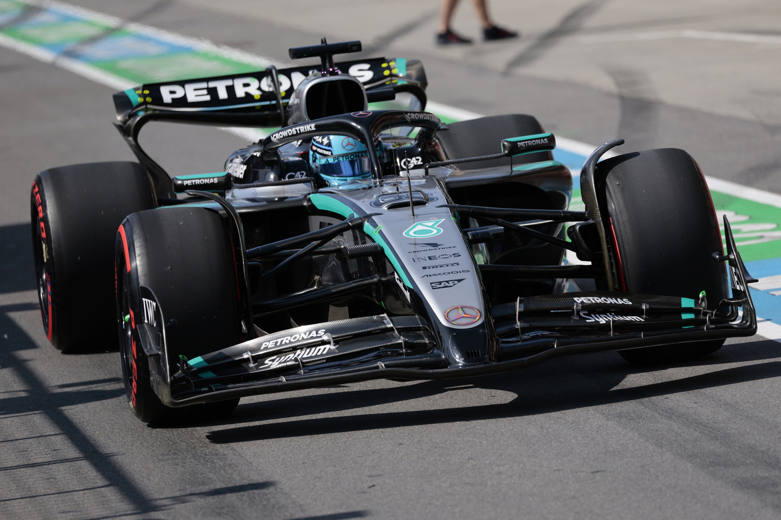 Russell gana; Norris refuerza el liderato de Piastri y Alonso firma su mejor plaza del año