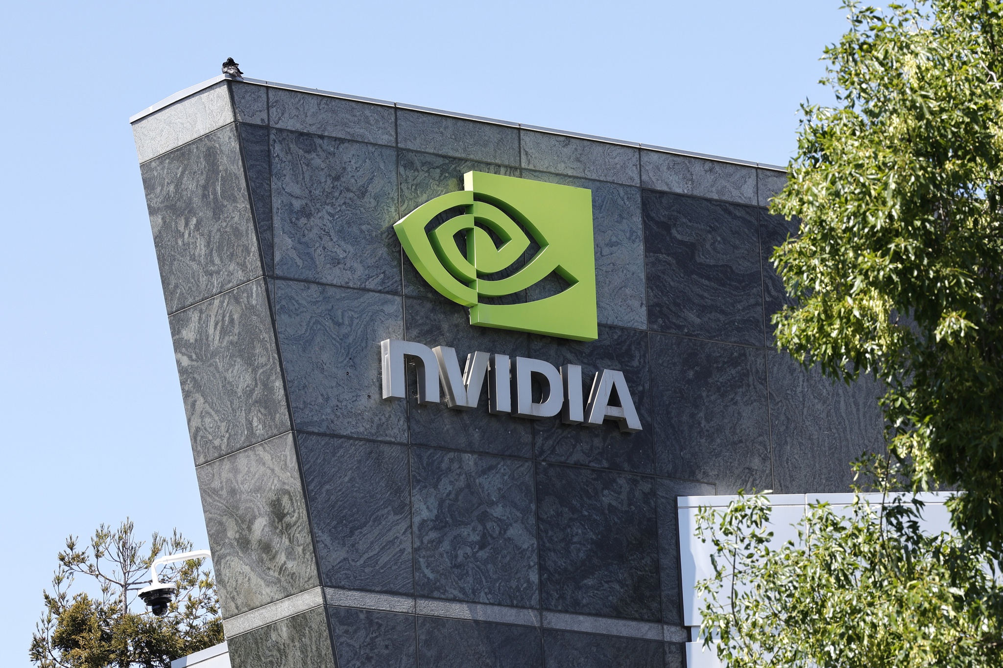 Nvidia prolonga su momento dulce, supera un nuevo récord y su jefe se ve con Trump