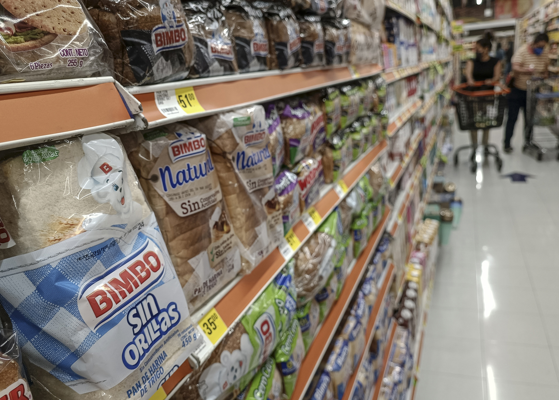 La empresa Bimbo se compromete a eliminar colorantes artificiales en productos para 2026