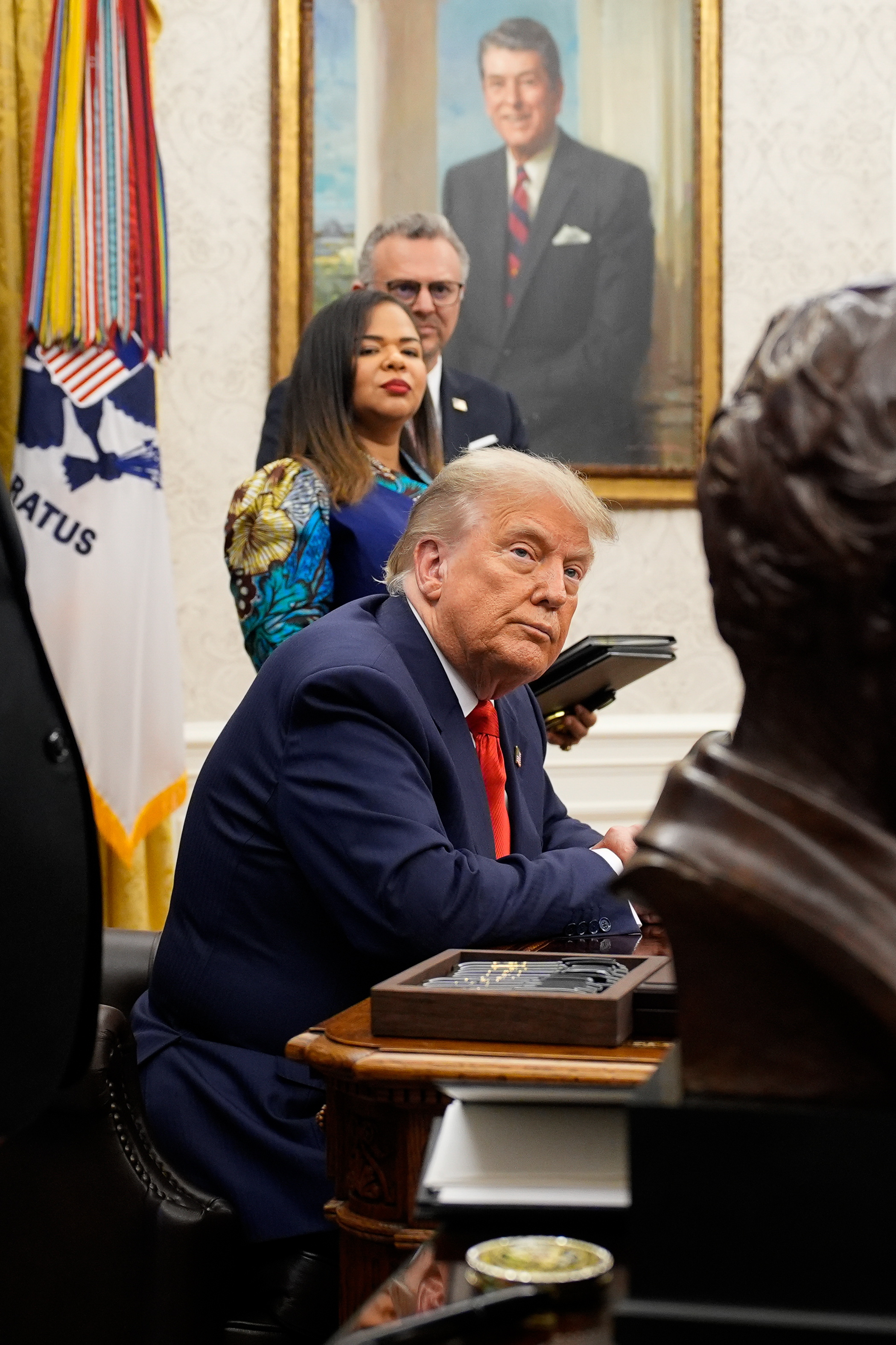 Trump firma un memorando para endurecer la política estadounidense en Cuba