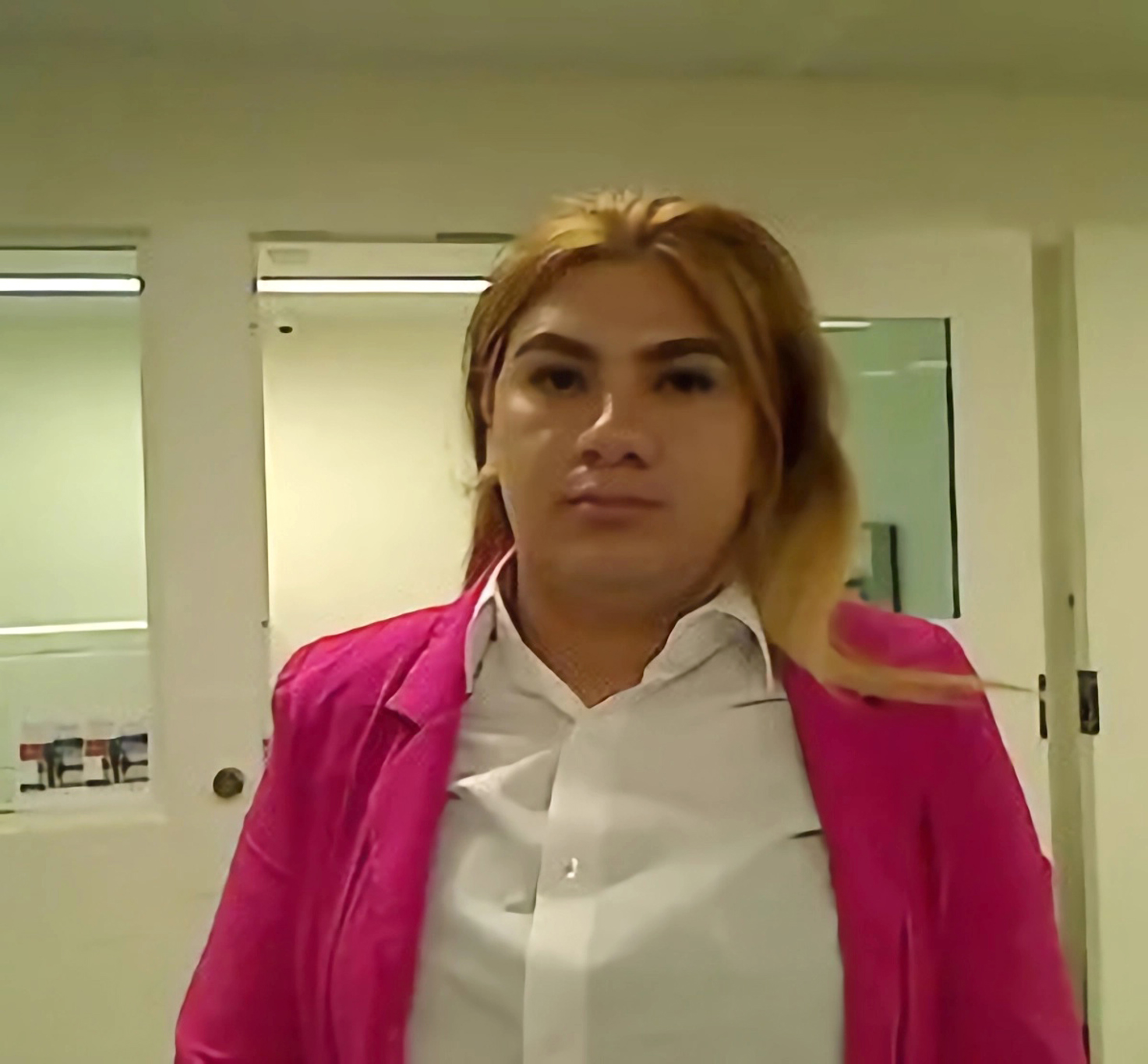 Gobierno Trump carga contra juez que liberó a mexicana transgénero encarcelada con hombres