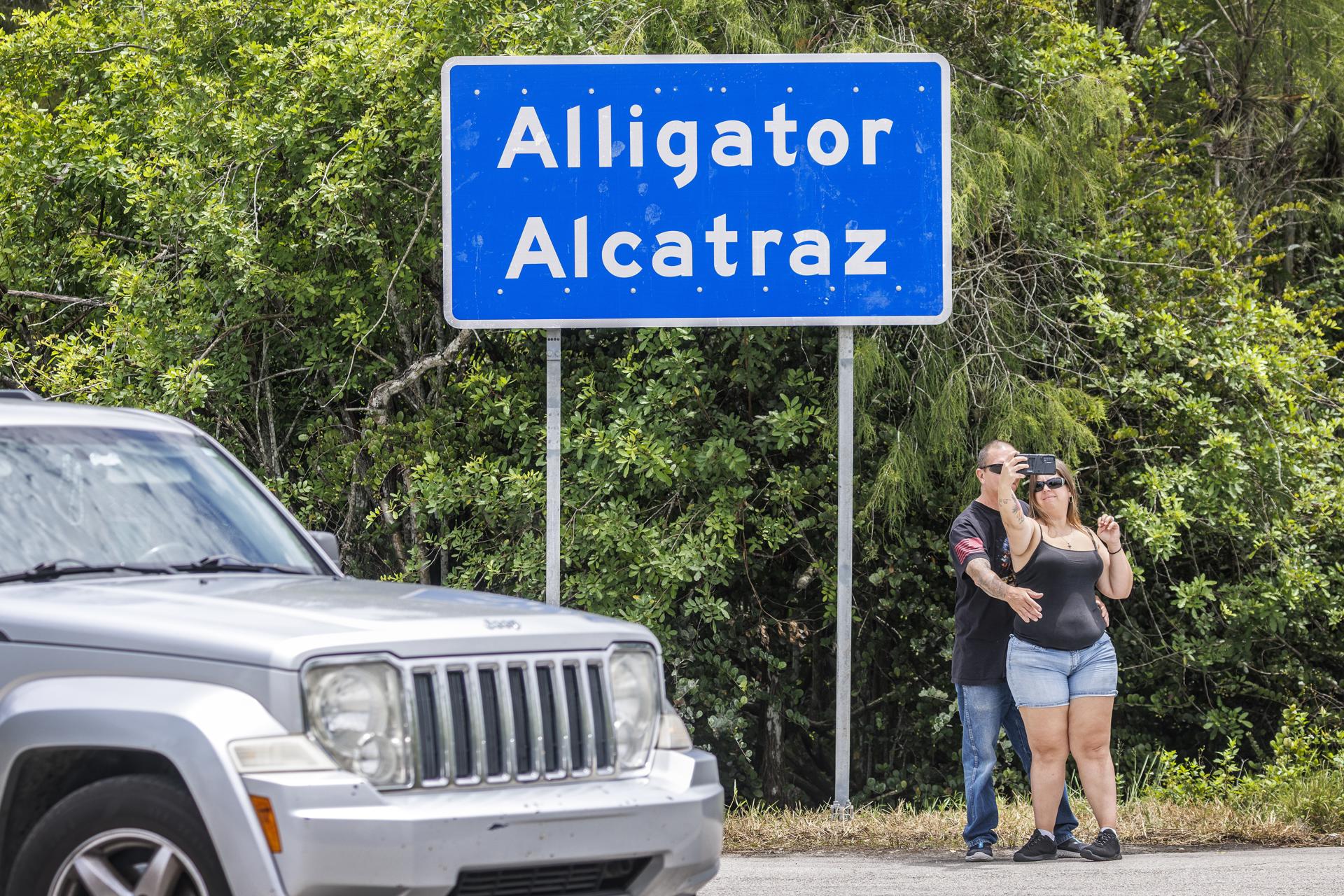 Turismo y mercancía en vía de acceso a ‘Alligator Alcatraz’ levantan polémica en Florida