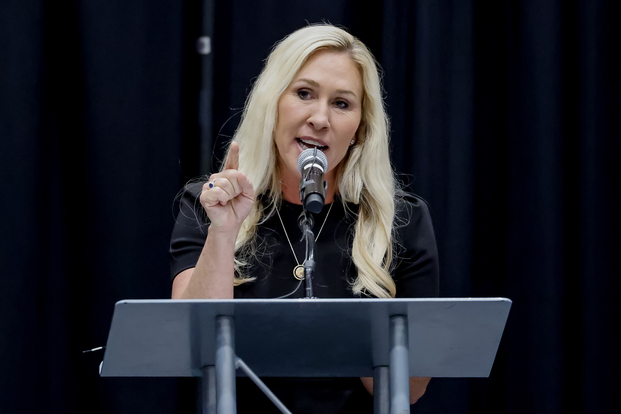 Líderes del movimiento MAGA critican el acuerdo de Trump para enviar armas a Ucrania