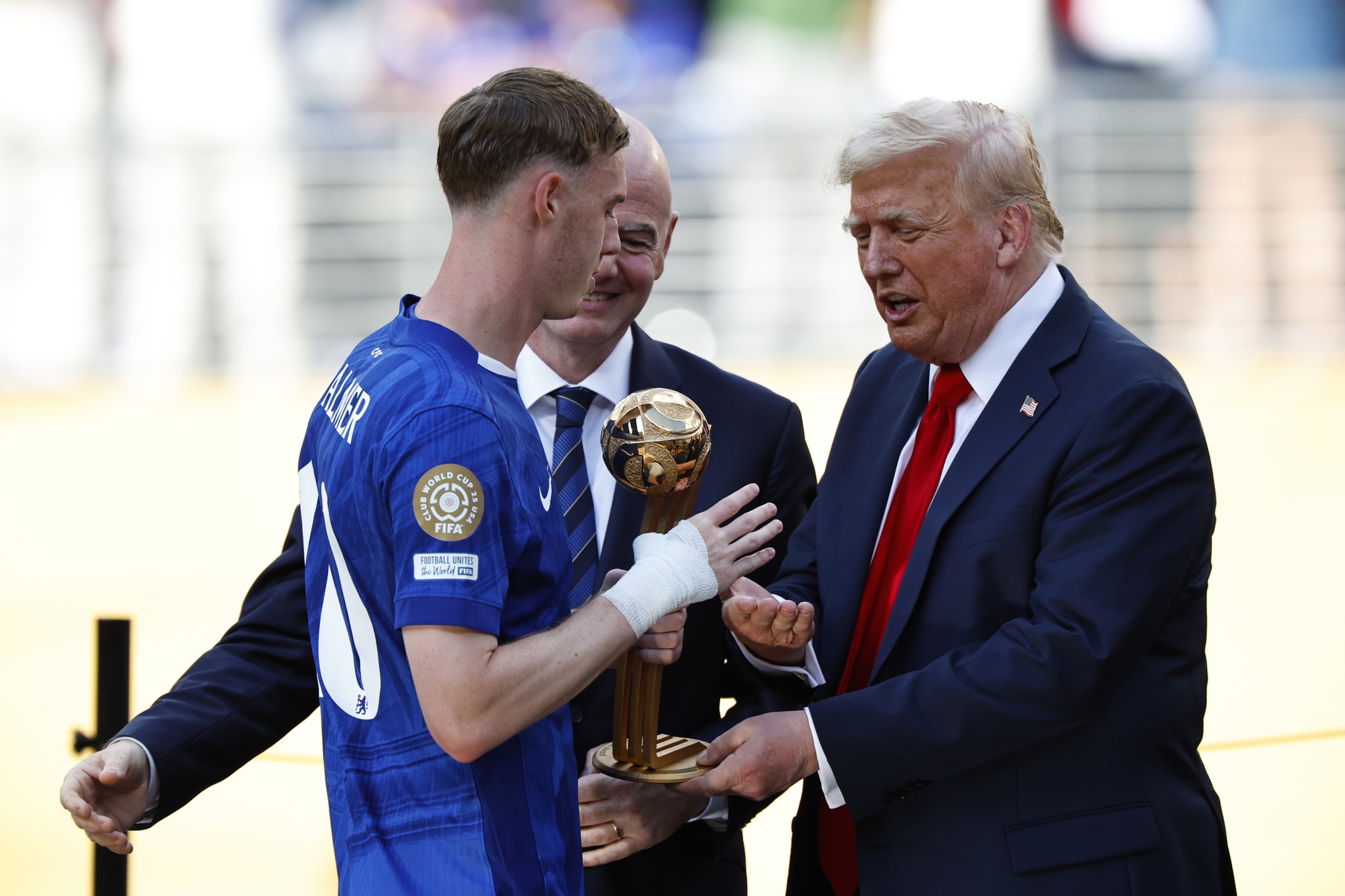 Trump entrega al Chelsea el trofeo del Mundial de Clubes