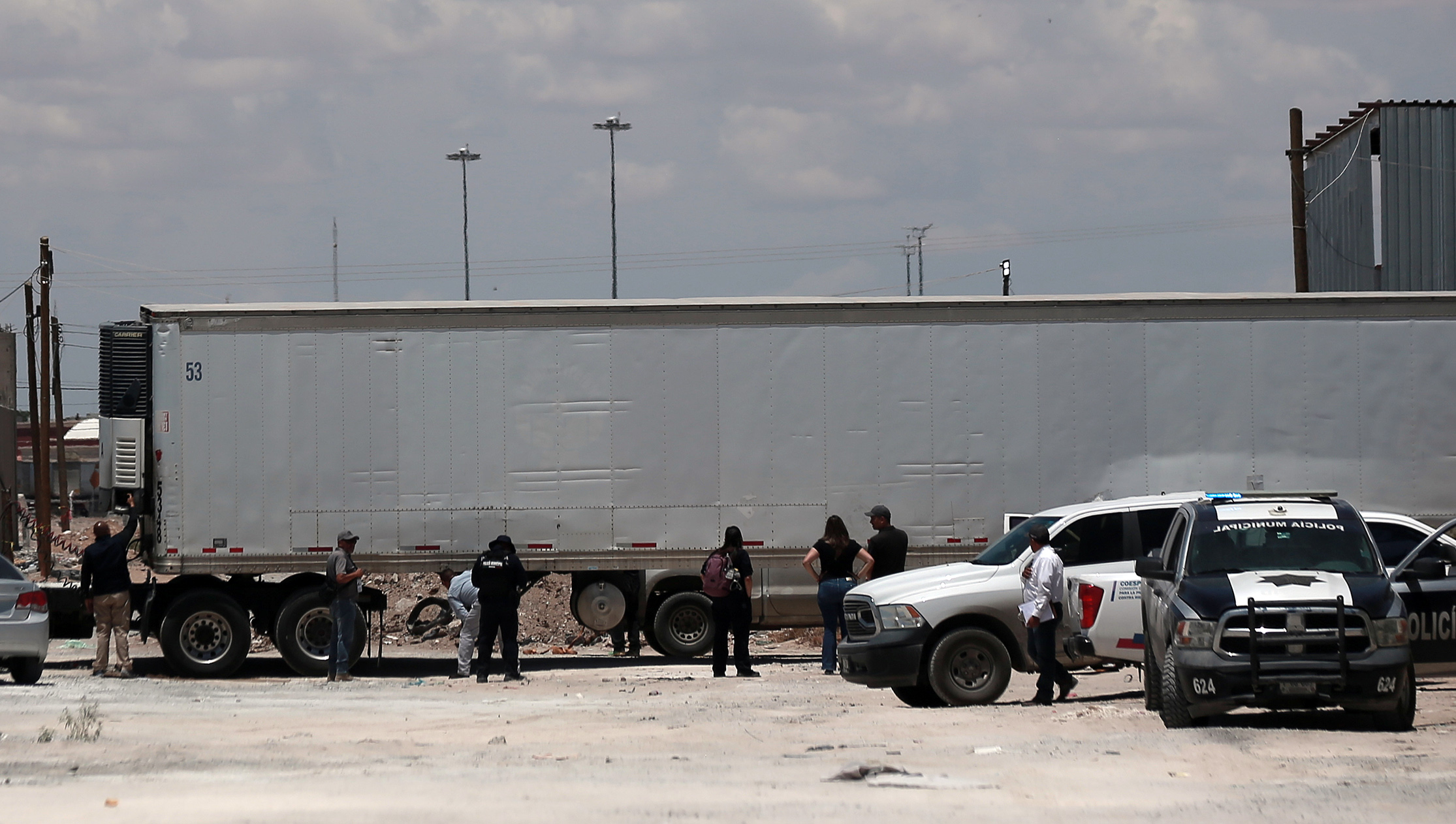 Urgen respuestas tras hallazgo de 383 cuerpos sin incinerar en México